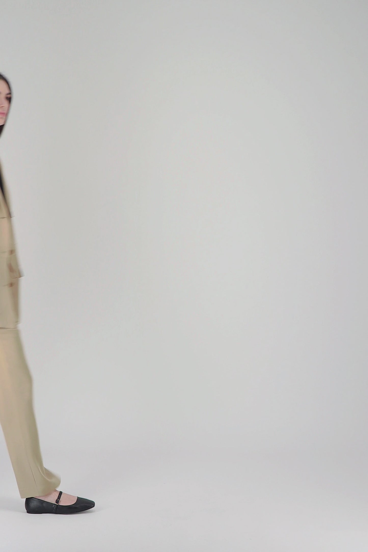 Sa coupe droite et sa taille ajustable font de ce pantalon en soie fluide un atout pour une silhouette élégante.