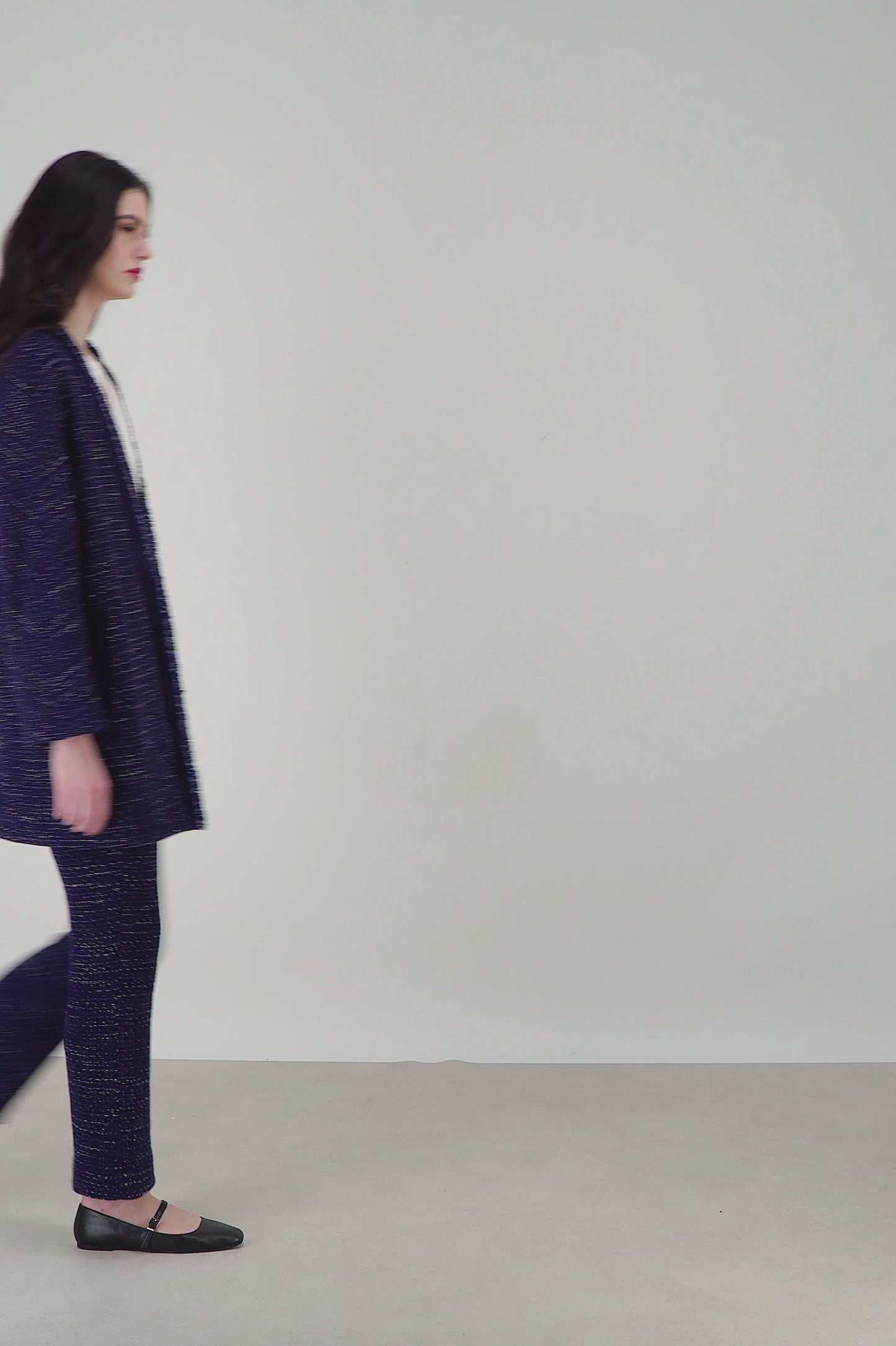 Manteau en tweed marine avec coupe fluide et finitions en frange, parfait pour un look chic et léger.
