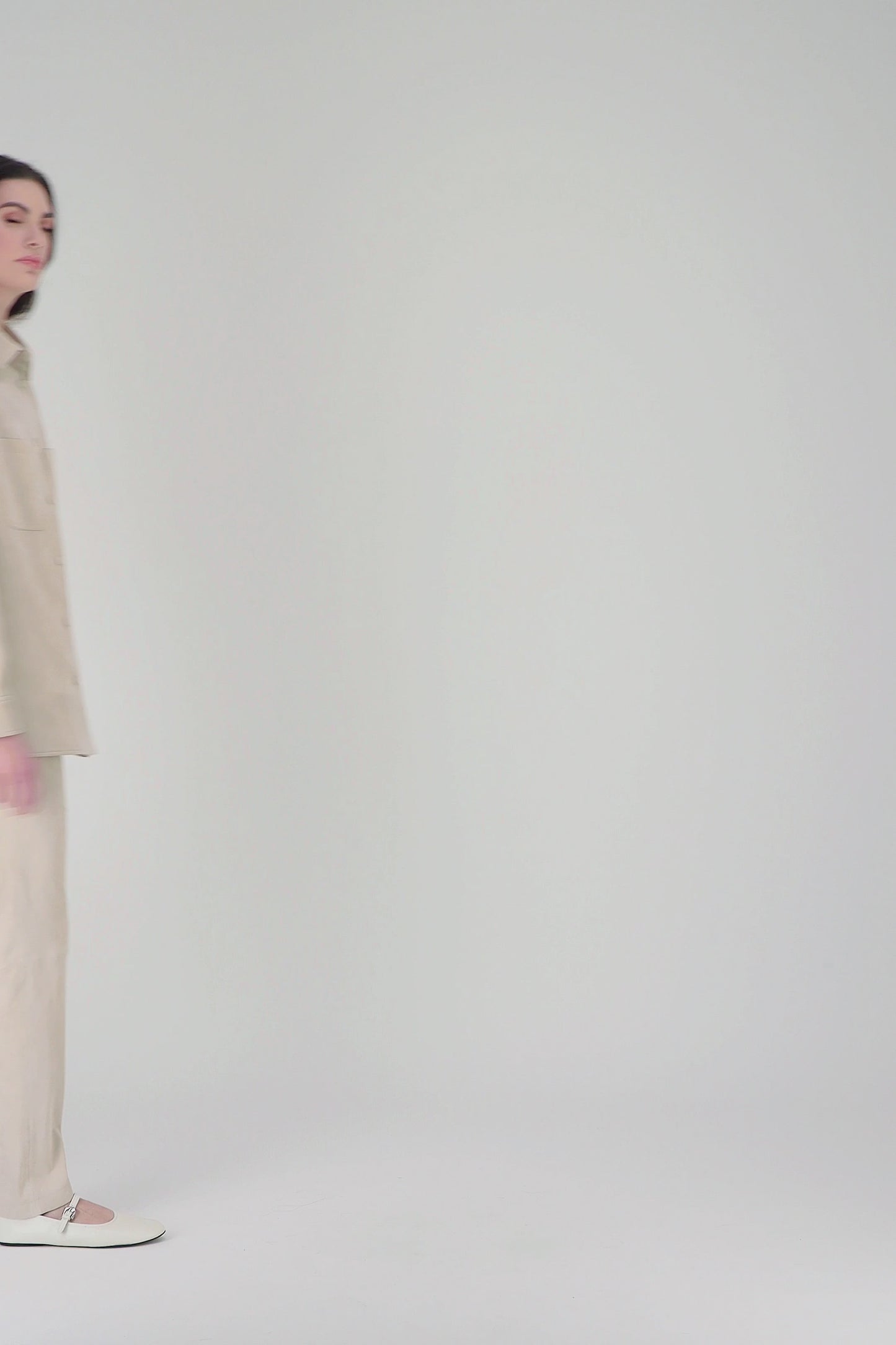 Surchemise en daim beige clair avec poches poitrine et boutons recouverts de daim, parfaite pour un style épuré et élégant.