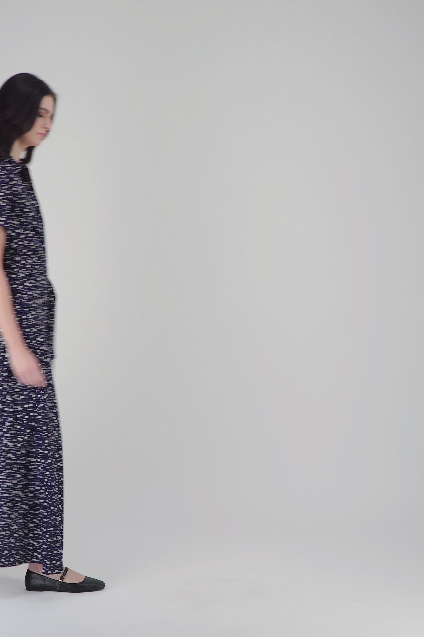 Élégante robe chemise à pois marine, col chemise et ceinture ajustable, pour une allure décontractée et chic.