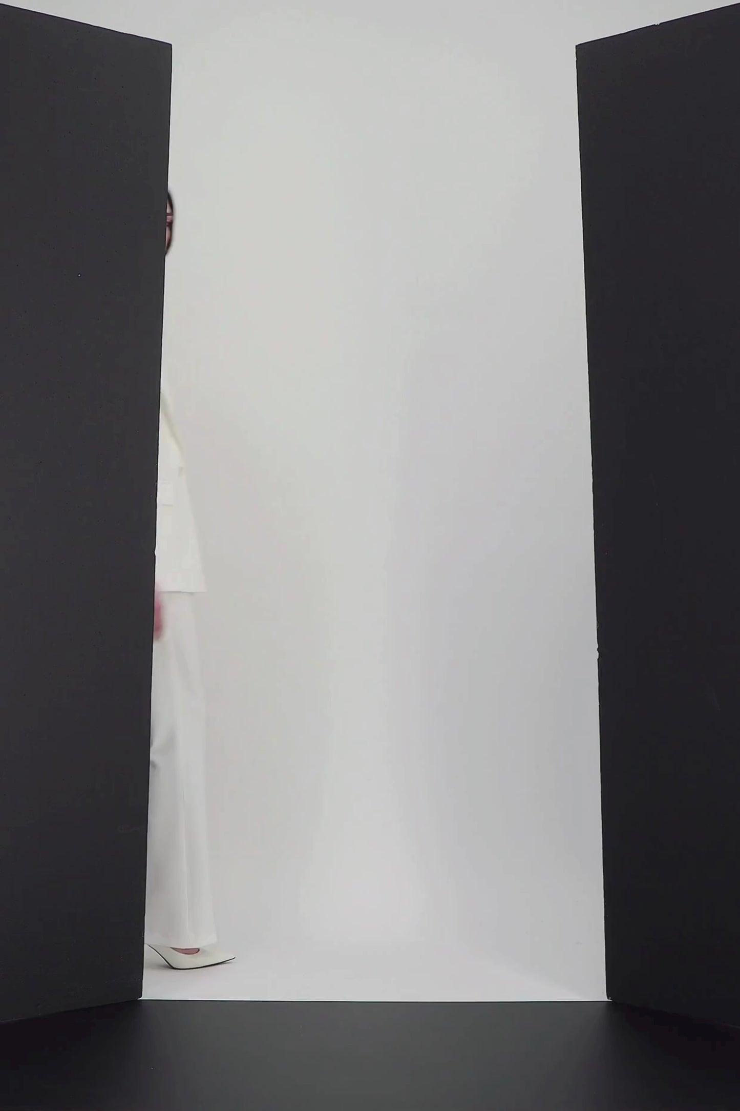 Veste ajustée blanc cassé, dotée de poches passepoilées et d’une coupe structurée.