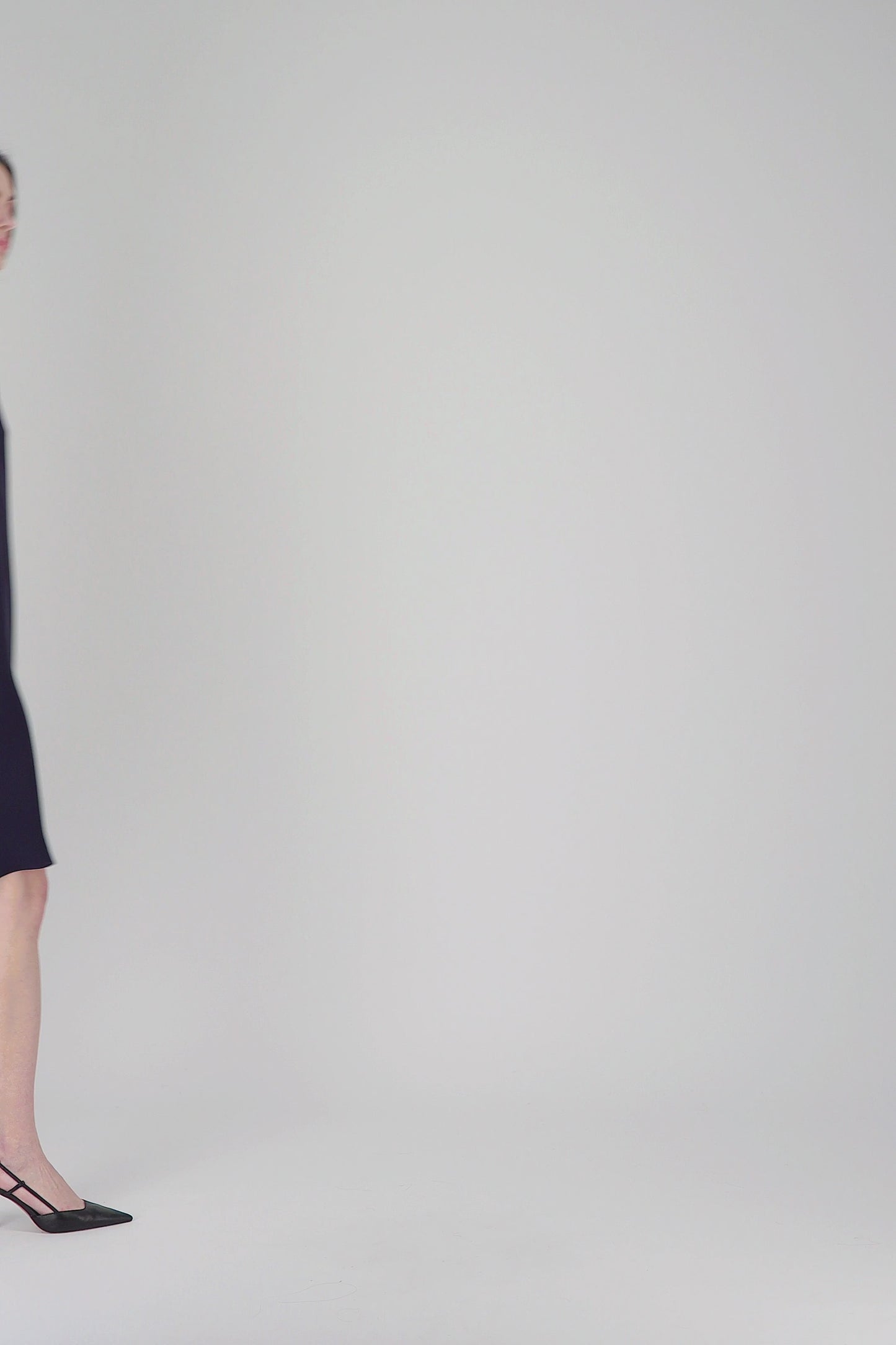Cette robe droite Apostrophe en soie bleu marine, avec une coupe fluide, col rond et des boutons invisibles au dos.