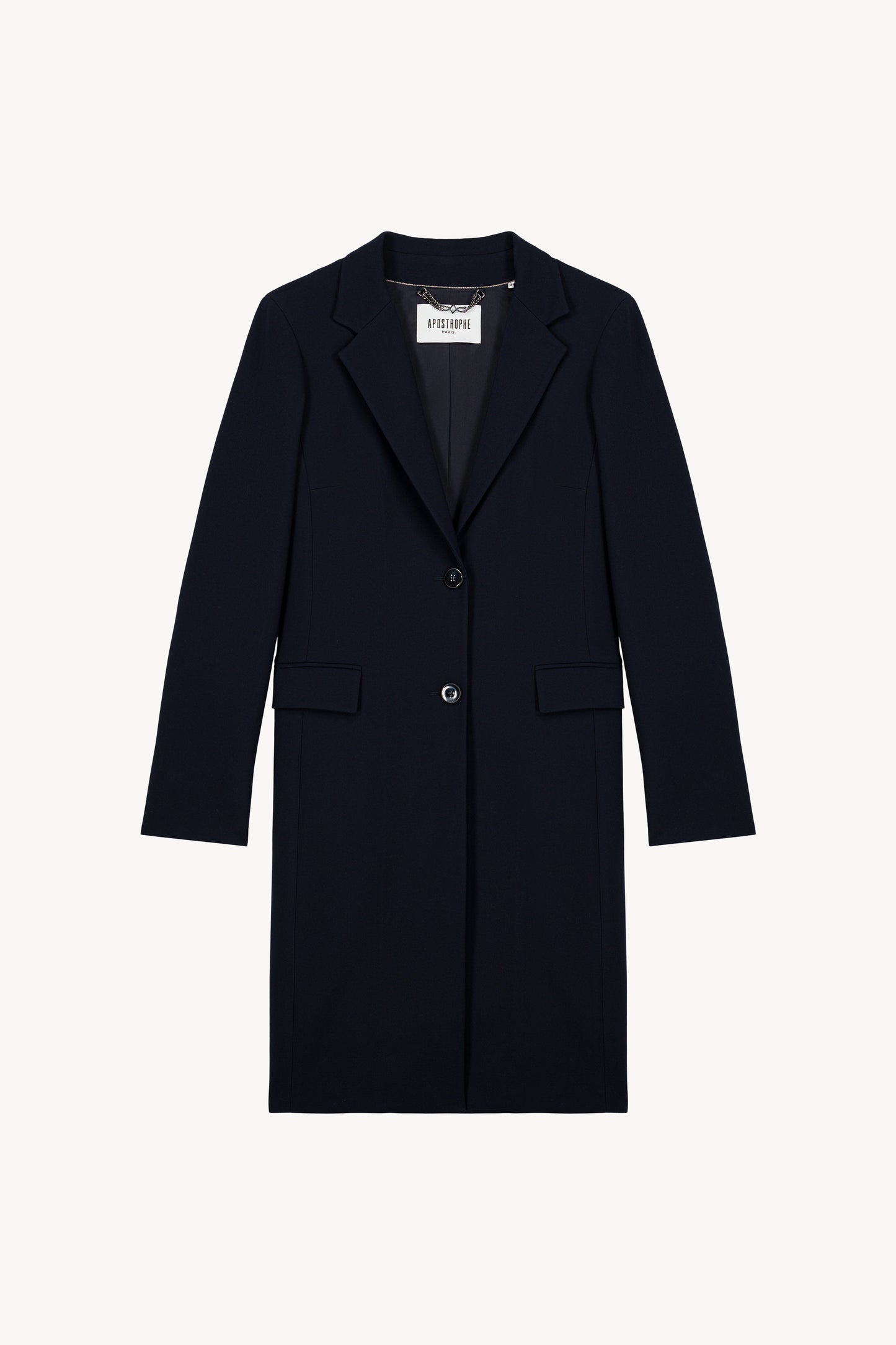 Manteau long (mi-mollet) en laine bleu marine avec une coupe droite et structurée, associée à un col tailleur.