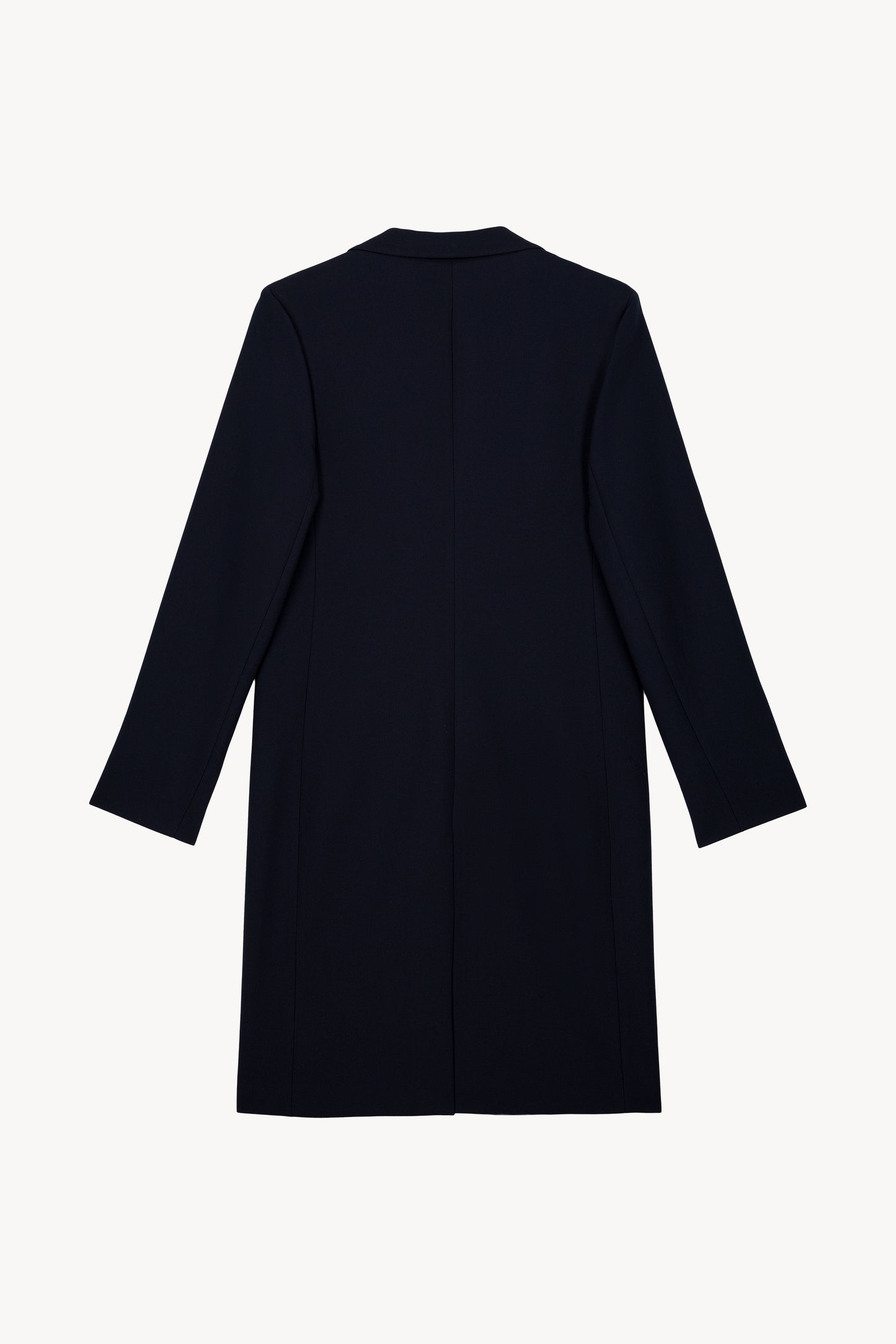 Manteau long (mi-mollet) en laine bleu marine avec une coupe droite et structurée, associée à un col tailleur.