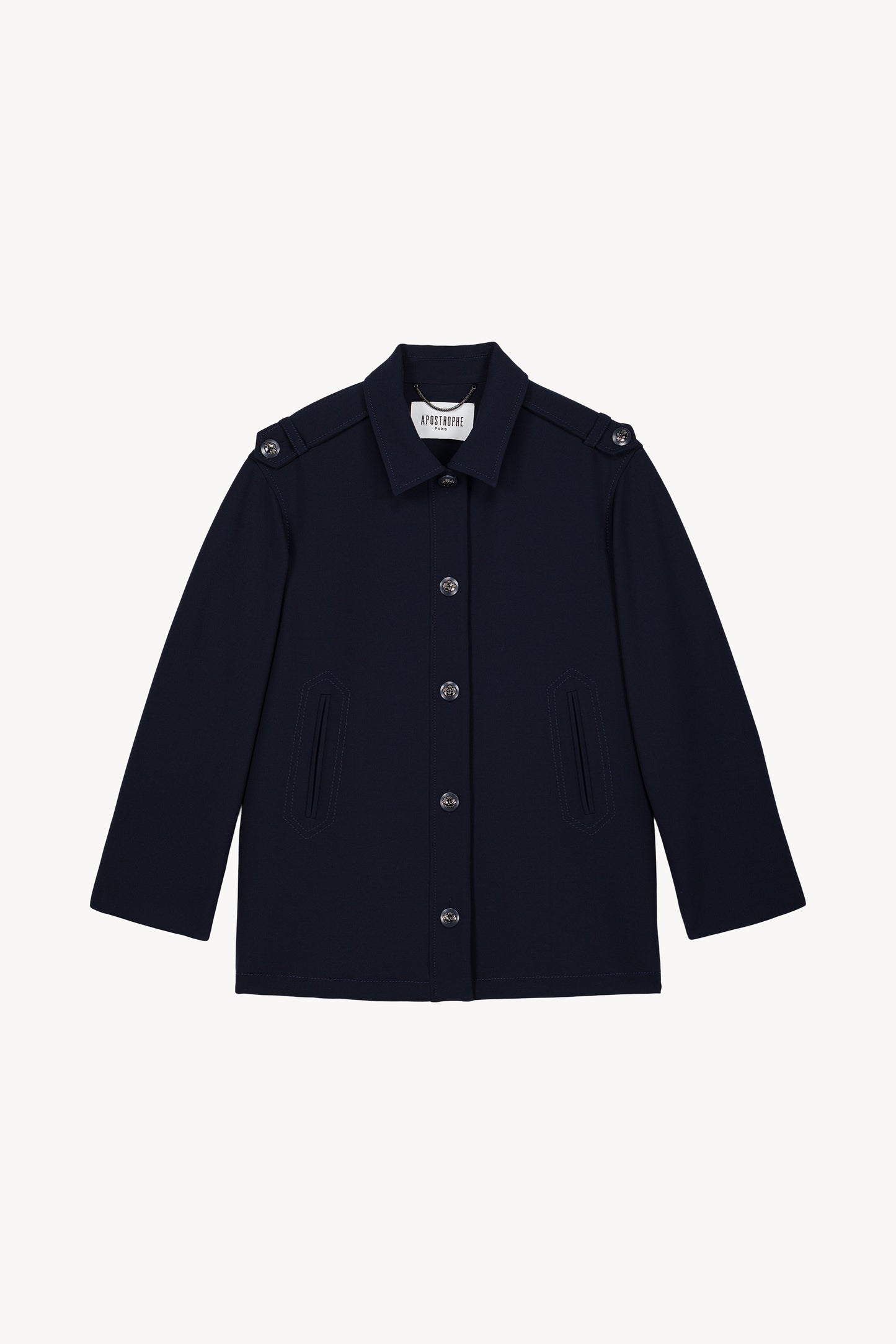 Blouson marine avec ses boutons pression gravés, ses poches passepoilées discrète et ses pattes d'épaule