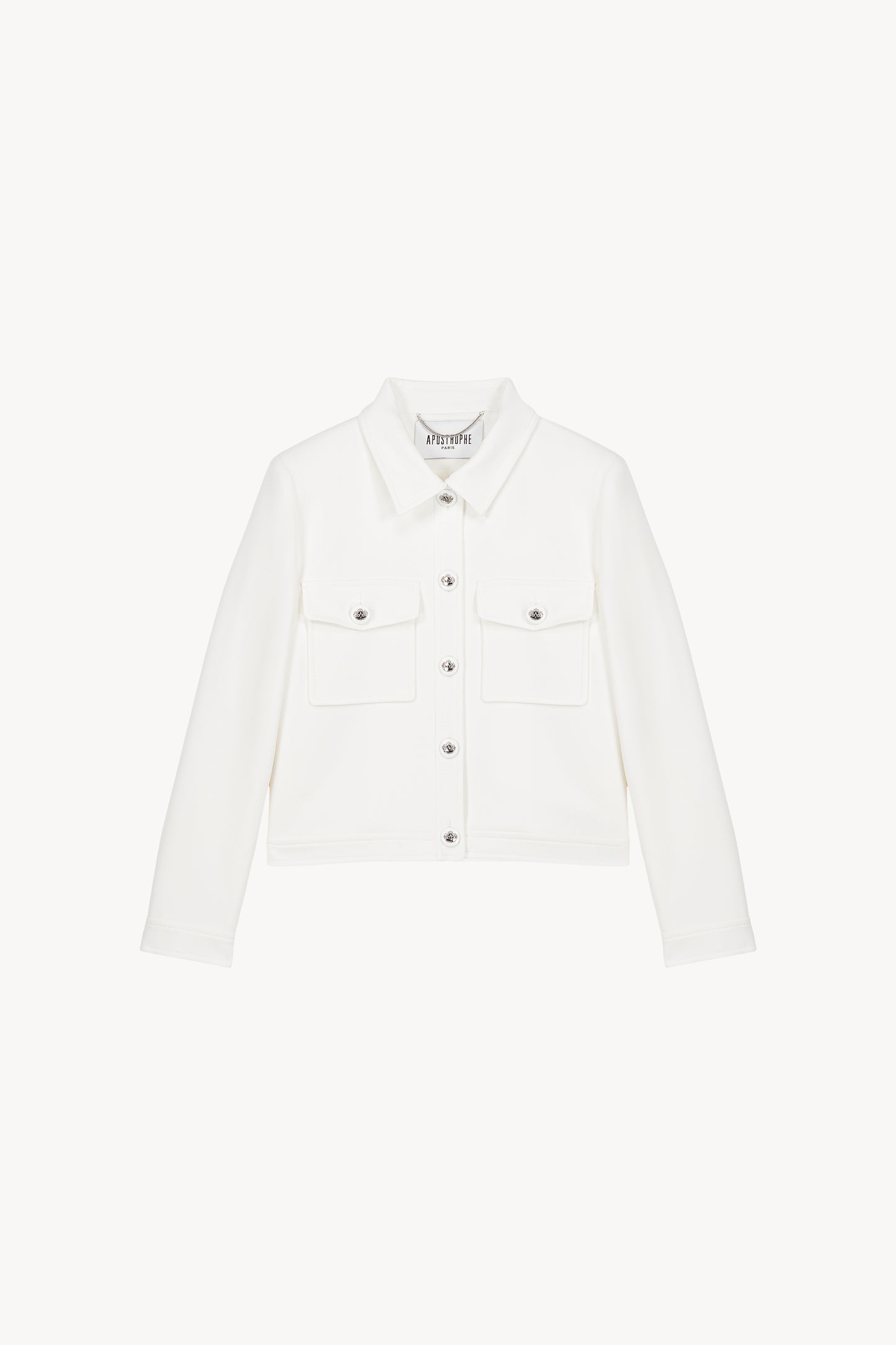 Cette veste blanc casse au col chemise, poches plaquées et bouton militaire offre une coupe moderne.