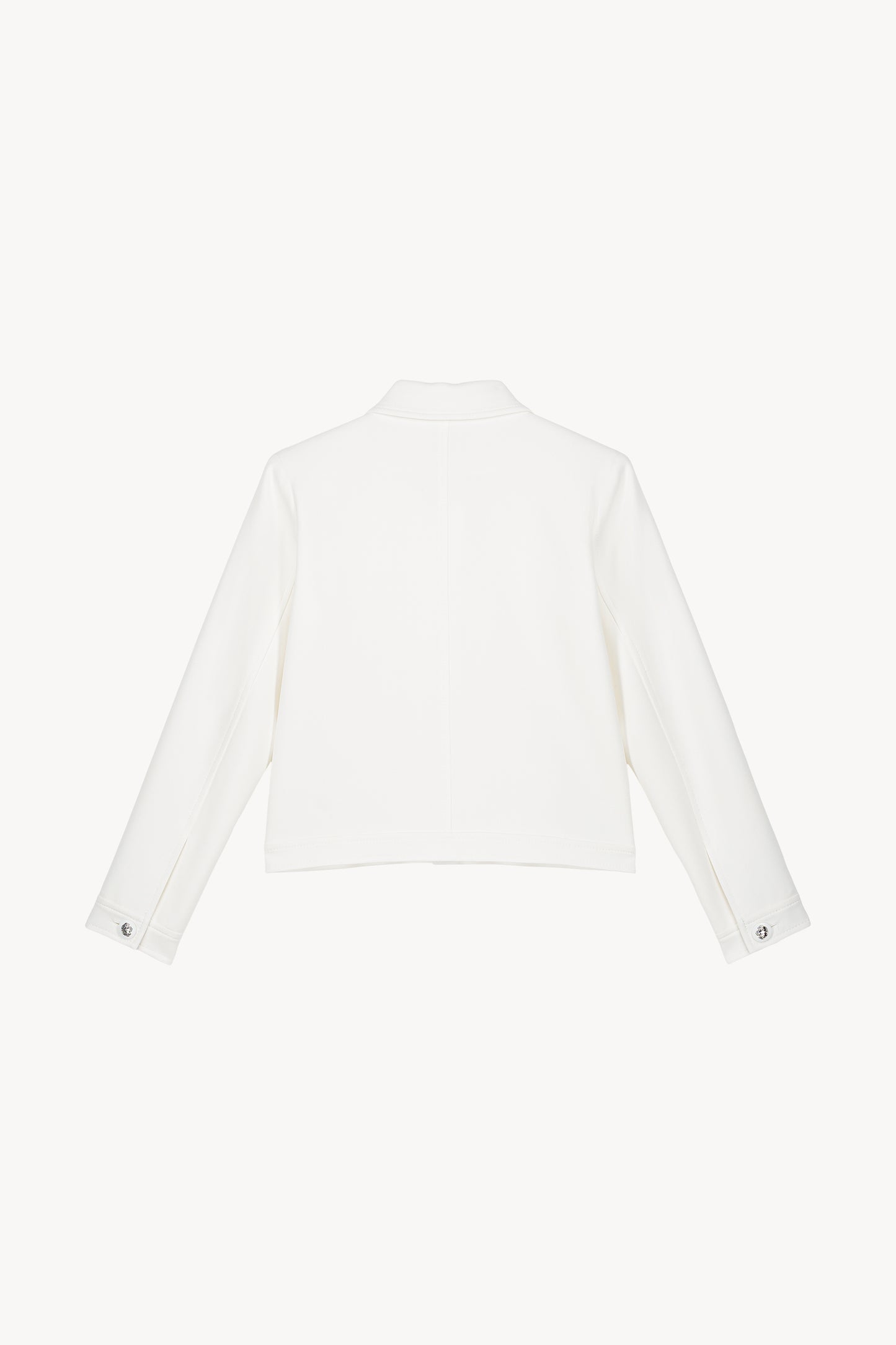 Veste blanc casse au col chemise, poches plaquées et bouton militaire.