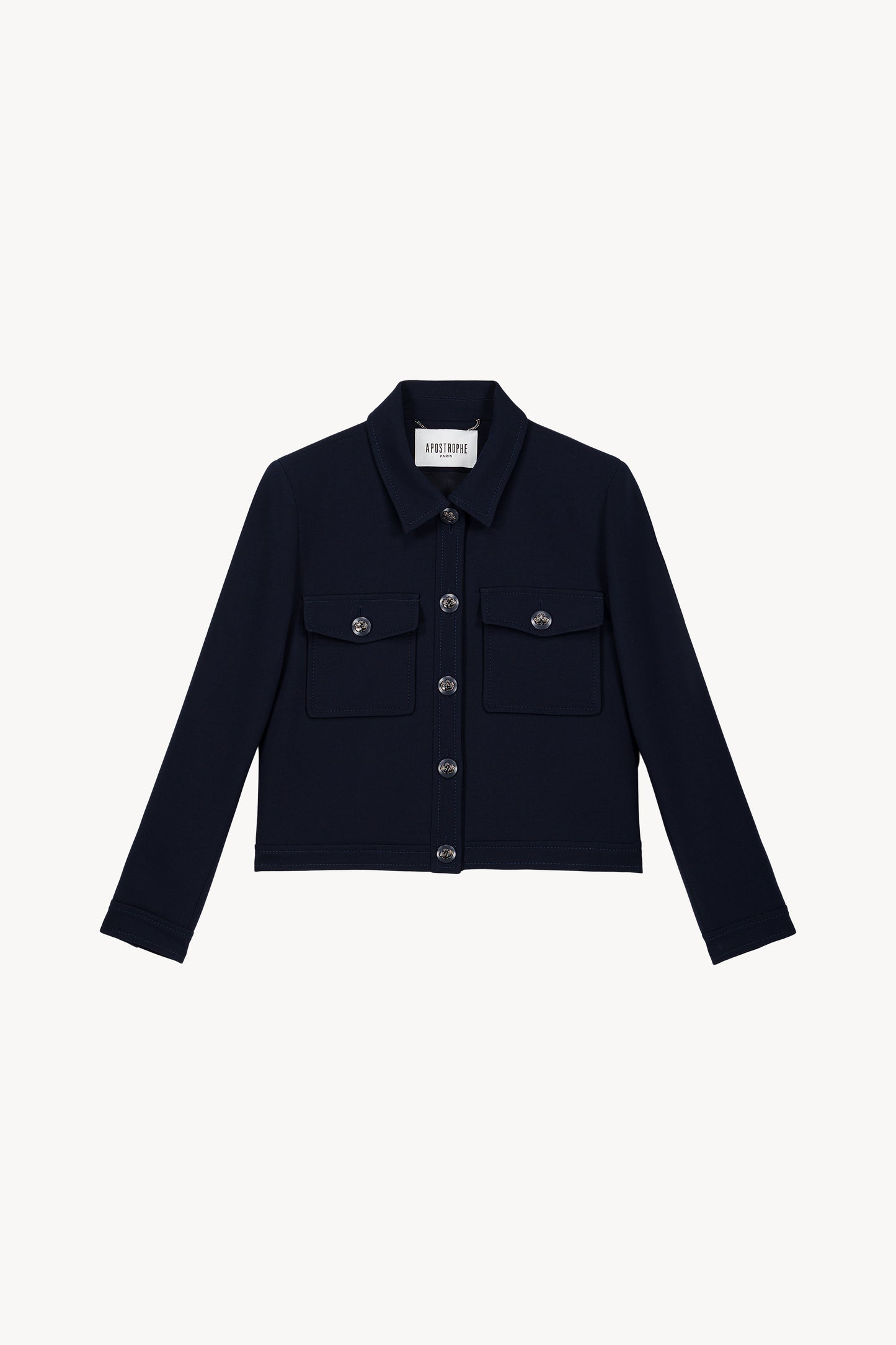 Veste marine à col chemise intemporel, avec poches plaquées, surpiqûres soignées et bouton militaire pour une allure moderne et raffinée.