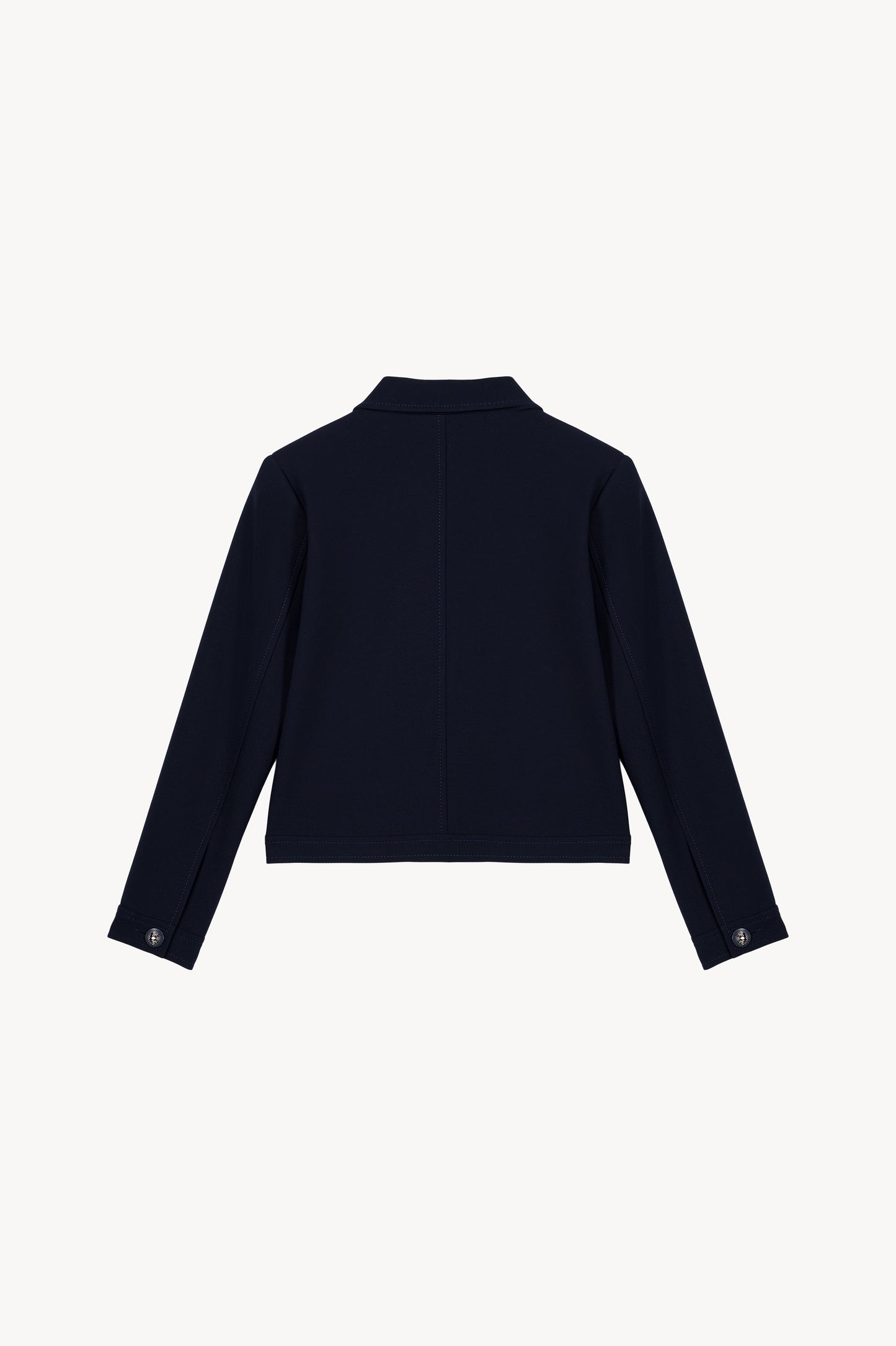 Cette veste marine au col chemise, poches plaquées et bouton militaire offre une coupe moderne.
