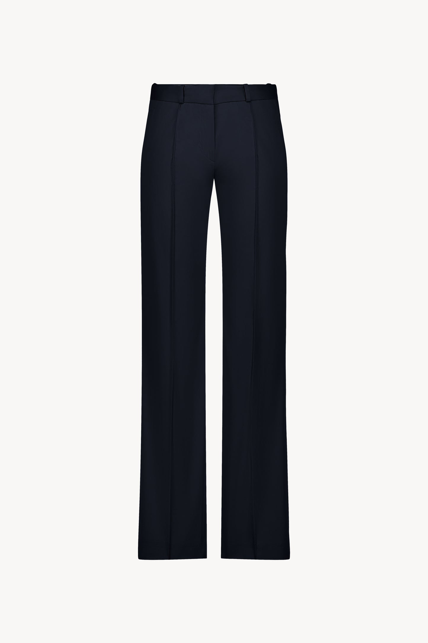 Ce pantalon évasé en satin de coton marine offre une coupe fluide.
