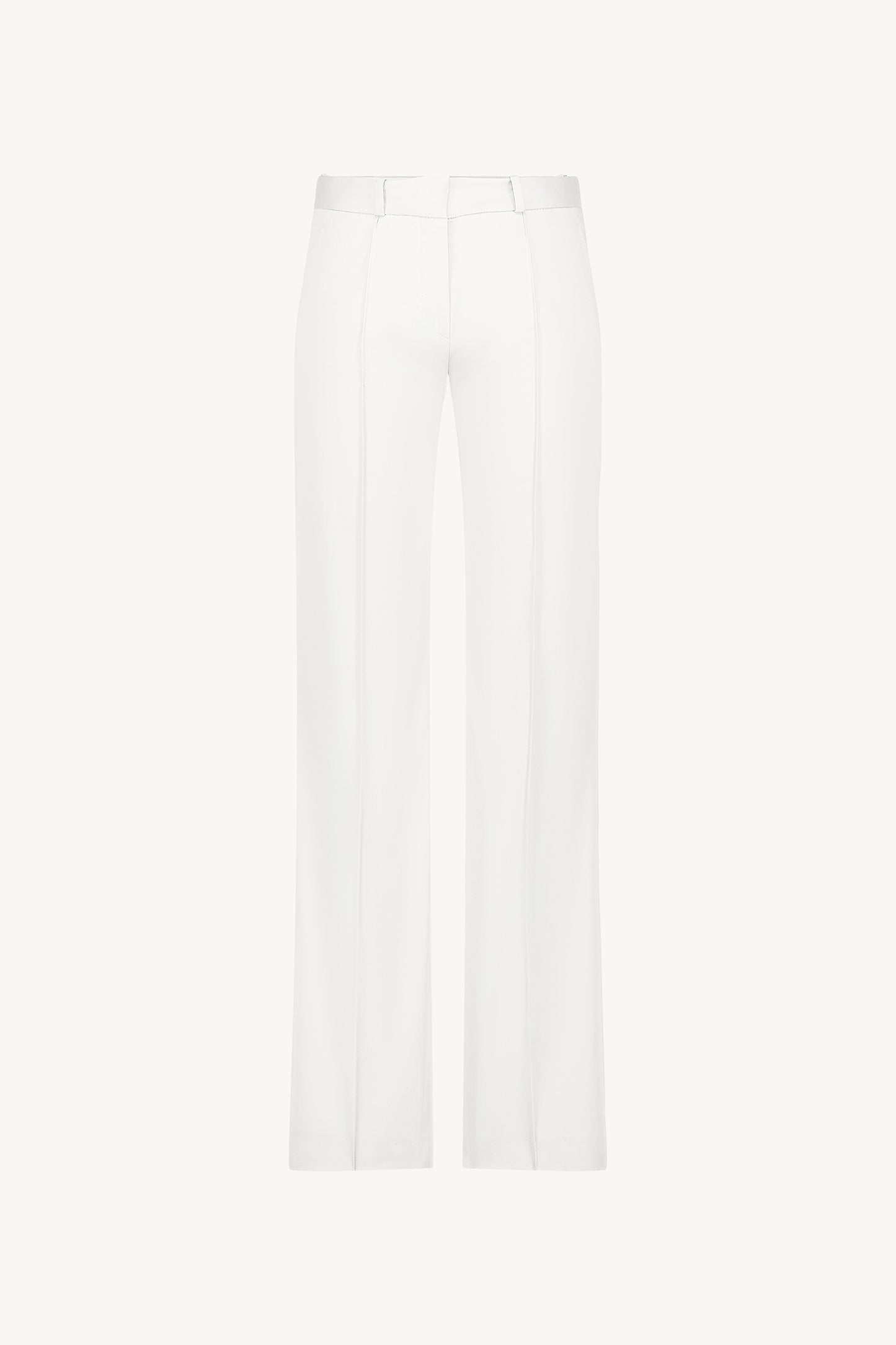 Pantalon évasé en satin de coton blanc optique, coupe fluide et poches italiennes.