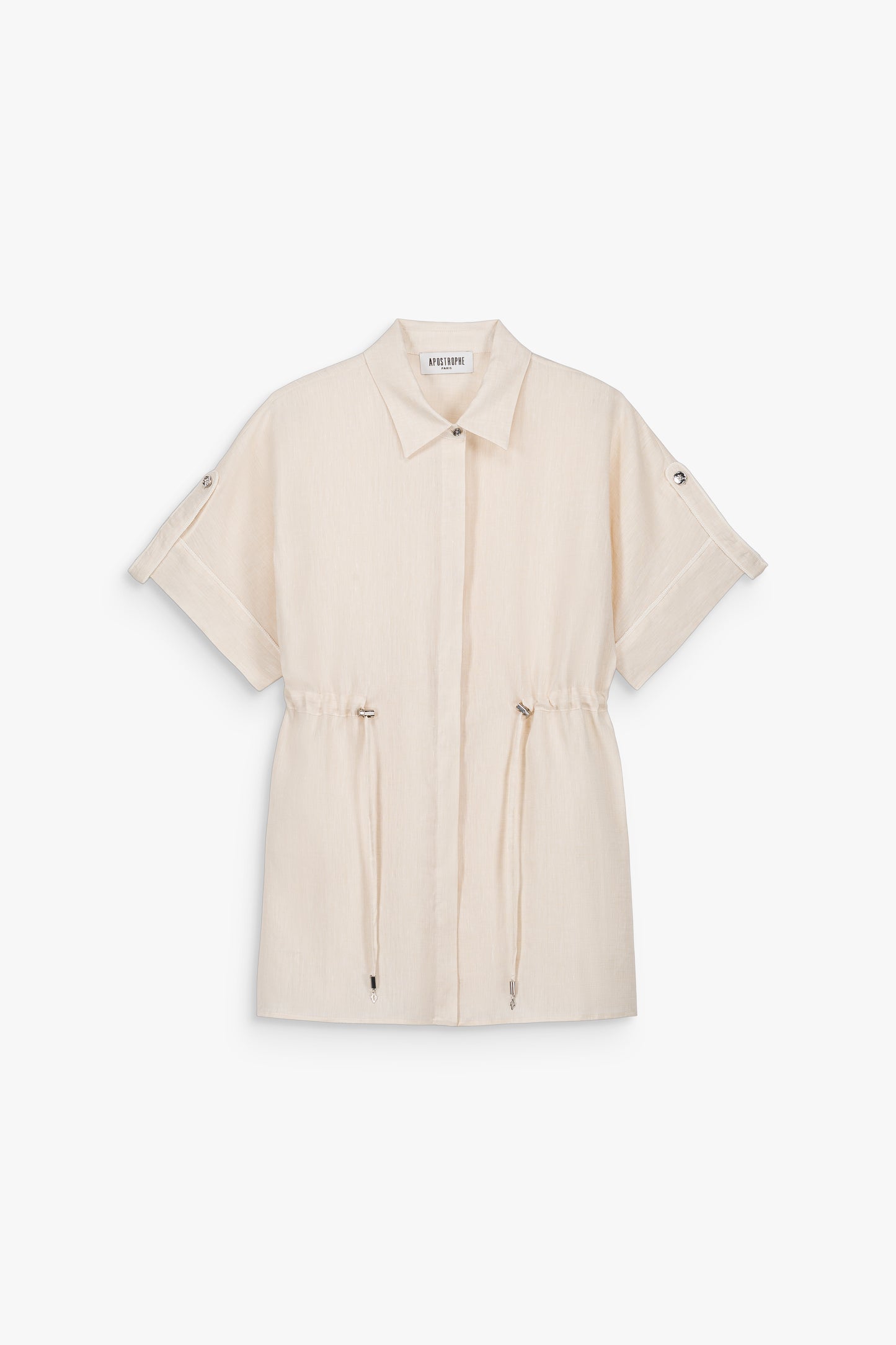 Chemise en lin blanc cassé. Col classique, manches à revers et taille ajustée par un cordon orné.