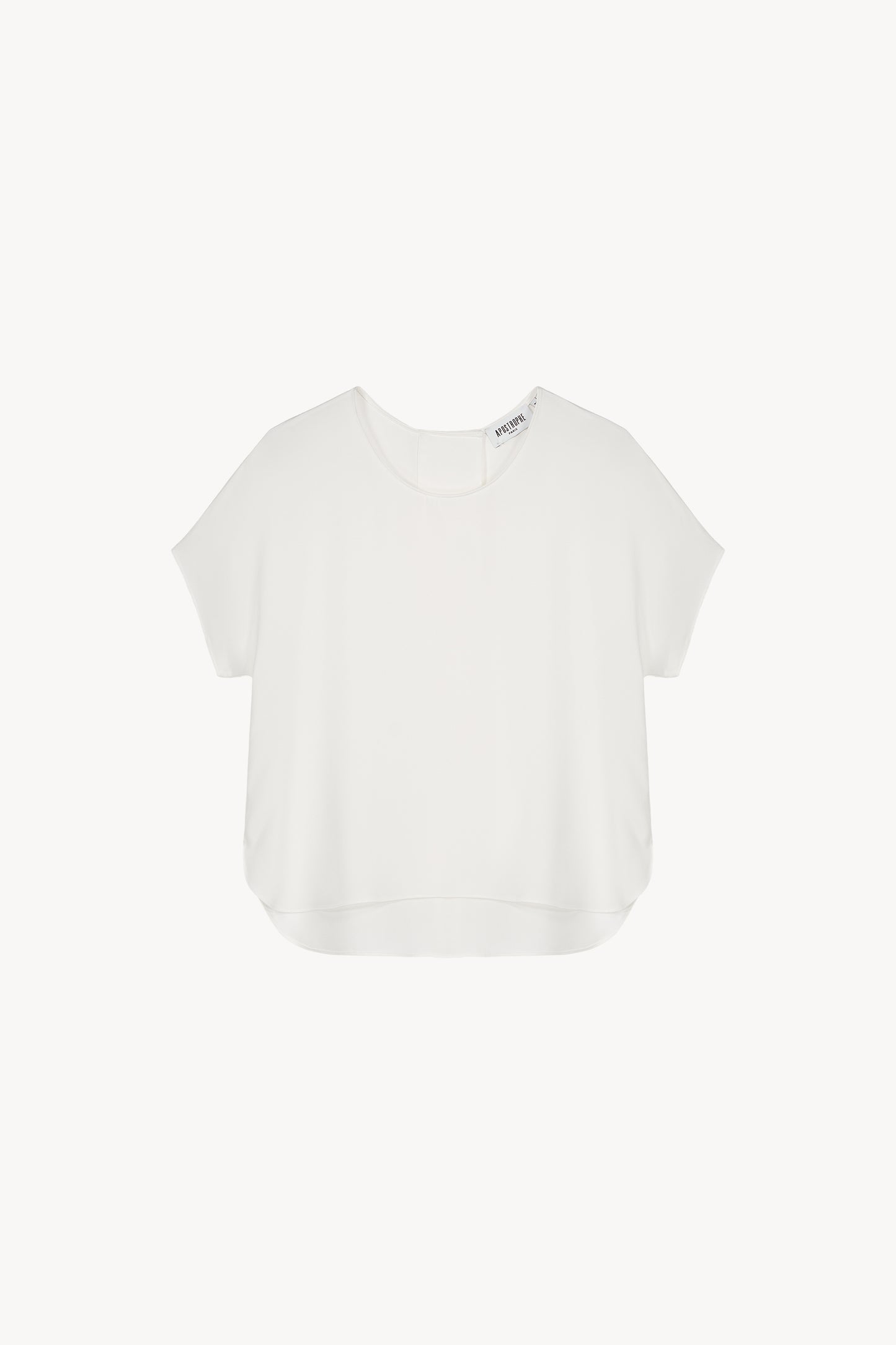 Blouse marine en soie crêpe de chine, coupe fluide et élégante.