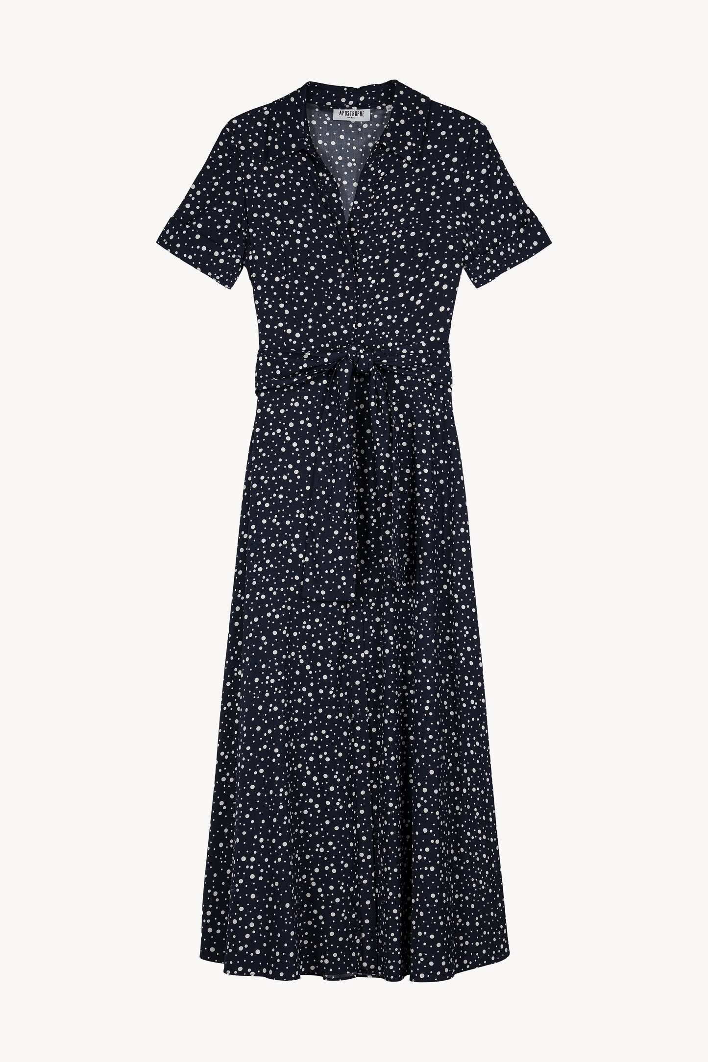 Robe chemise à pois sur fond marine avec une coupe fluide et une ceinture ajustable.