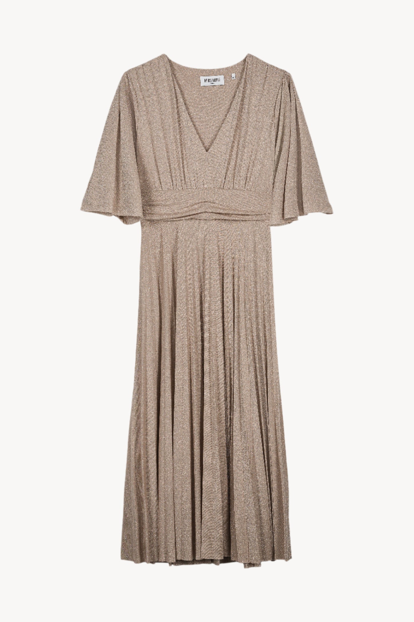 Avec son col V, ses manches volantées et son tissu scintillant, cette robe longue cintrée au plissé soleil offre une allure élégante.