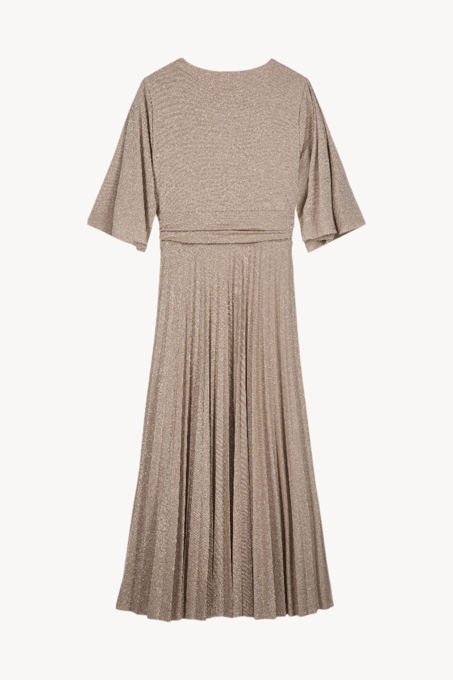 Robe longue cintrée, col V et manches volantées en tissu scintillant, avec un plissé soleil apportant mouvement et élégance à la silhouette.