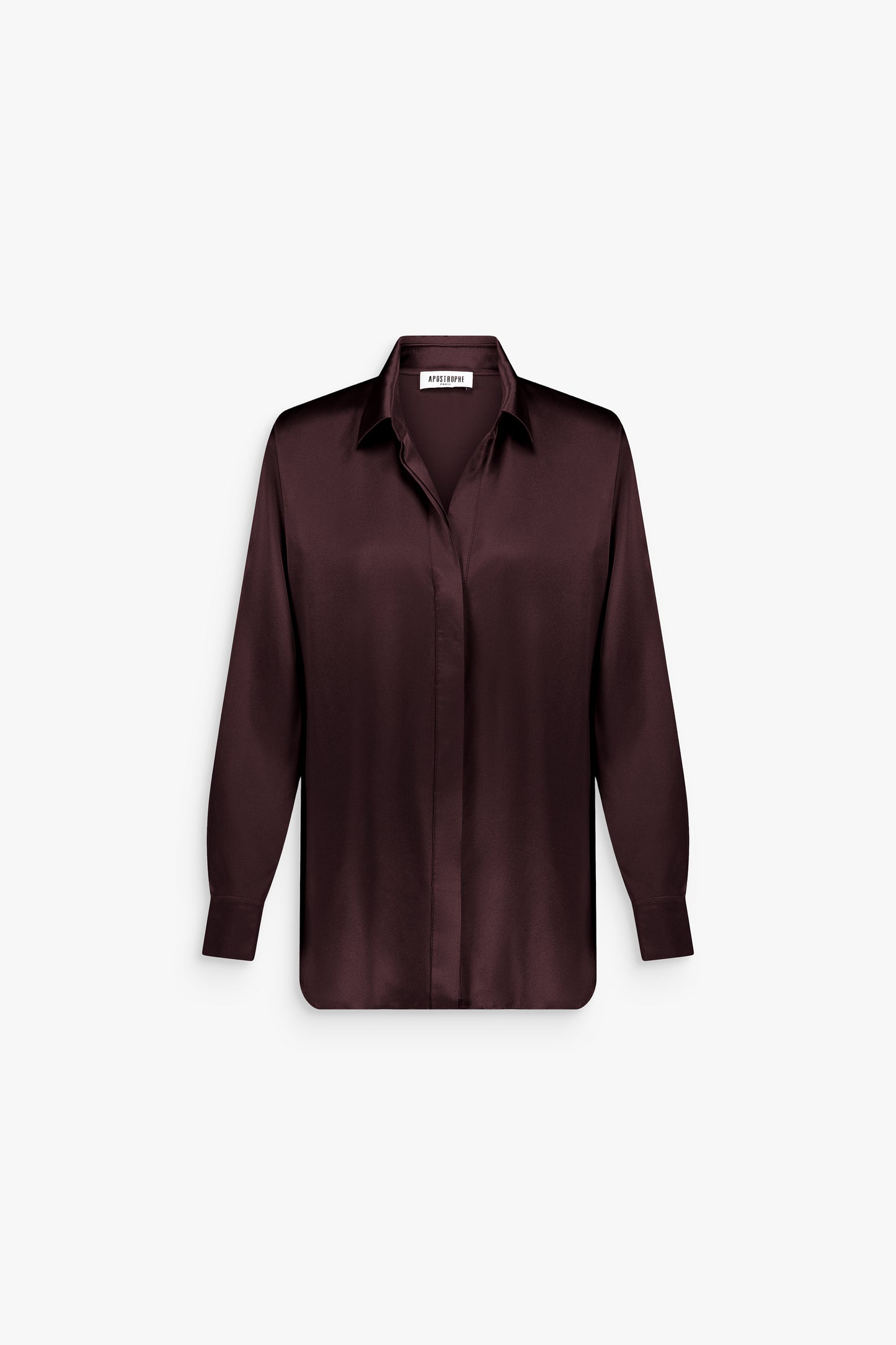 Chemise grenat en soie, lignes épurées et patte de boutonnage cachée.