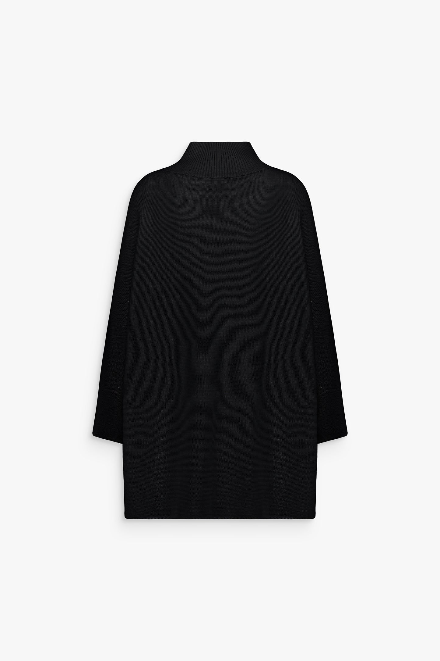 Pull col roulé noir, style structuré et élégant.