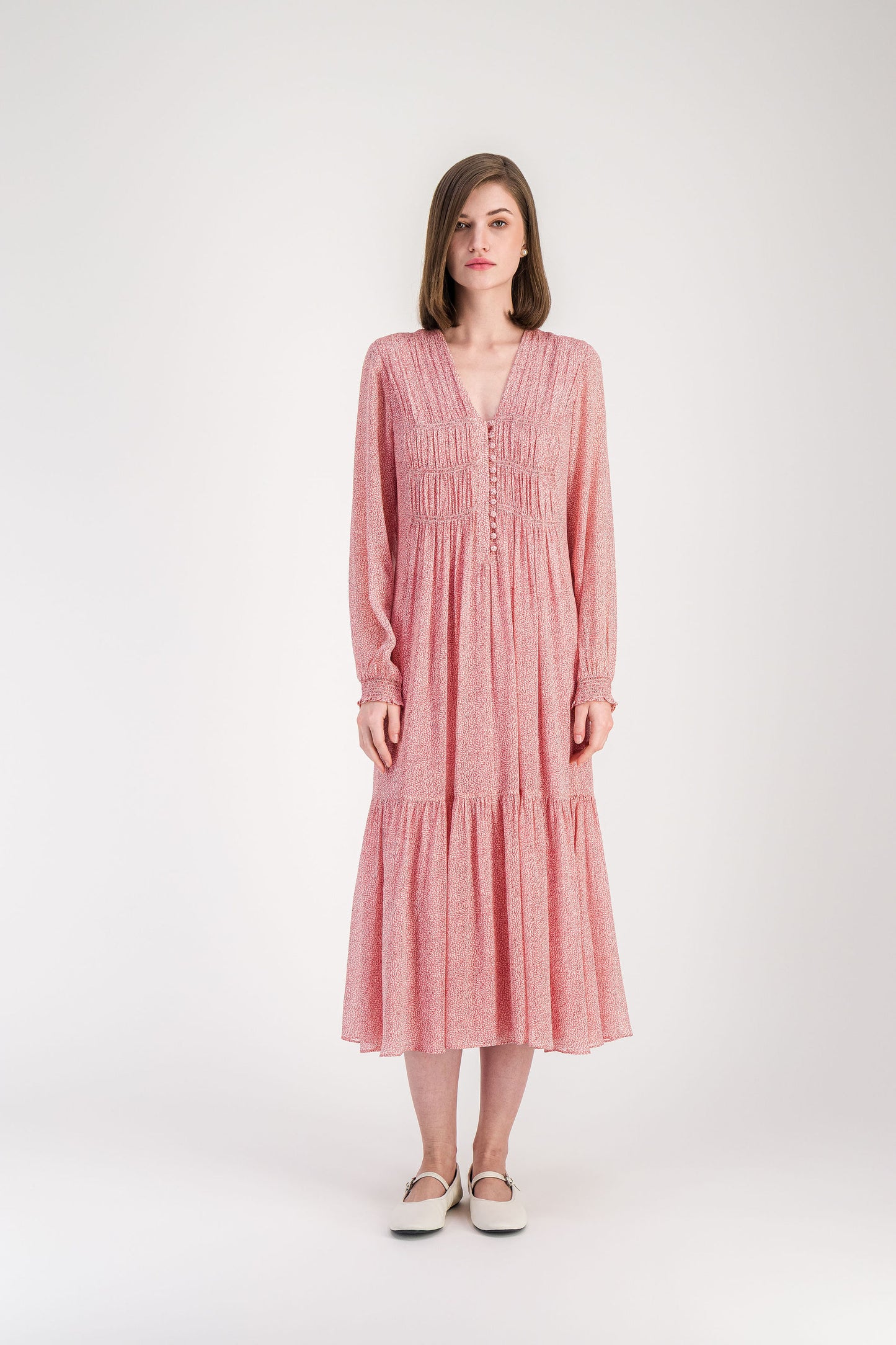 Robe fluide à imprimé organique avec fronces au corsage et volant en bas.