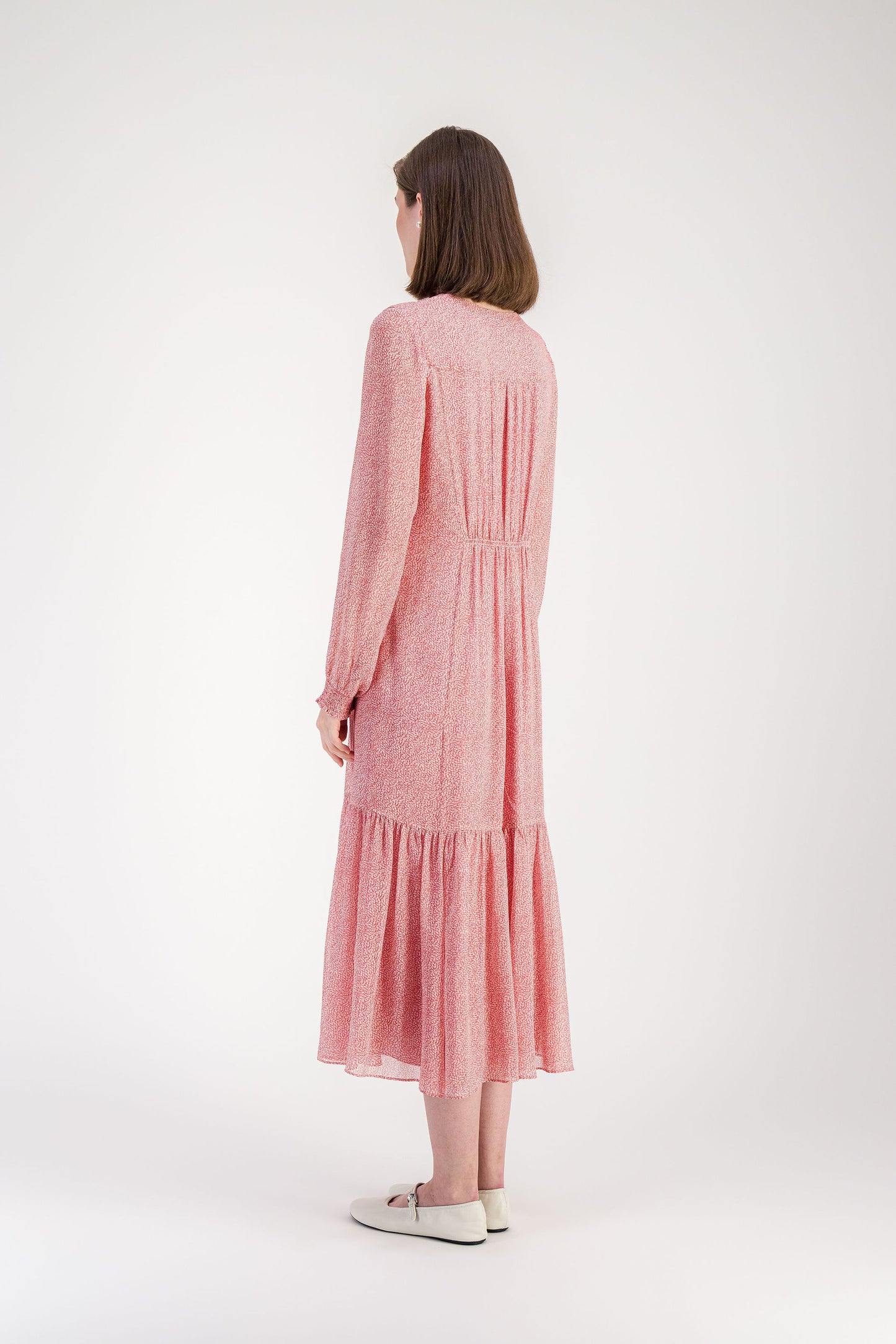 Robe fluide à imprimé organique avec fronces délicates et bas légèrement volanté.