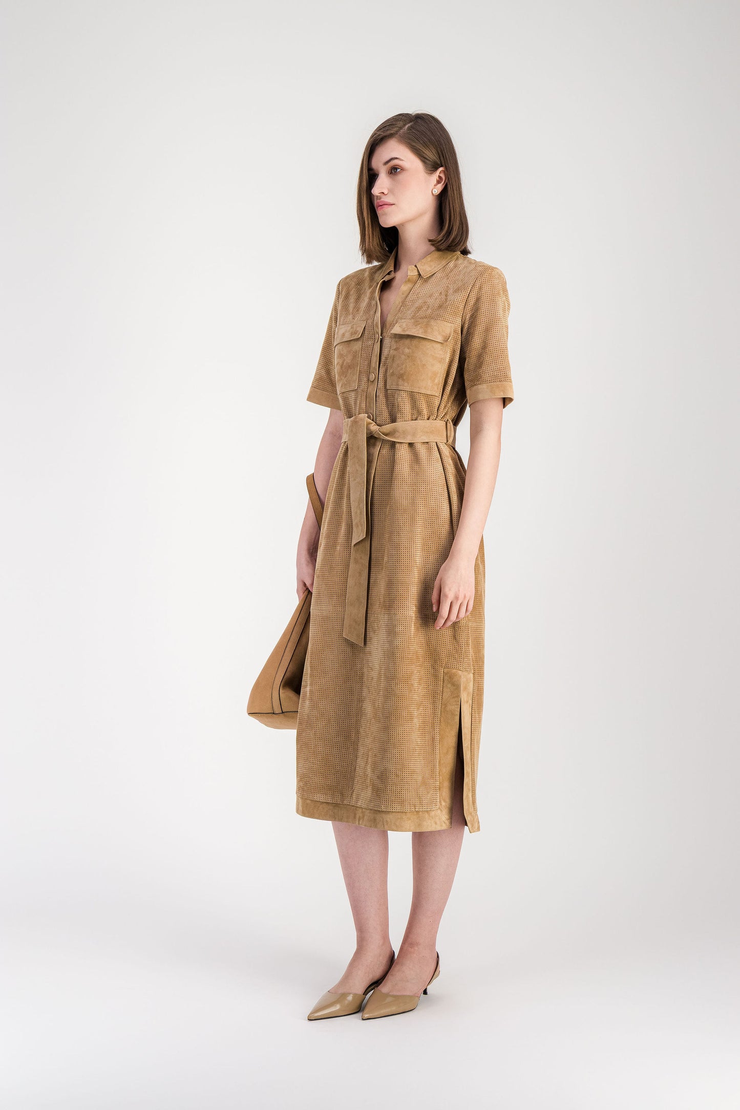 Robe chemise longue en daim beige perforé avec poches poitrine et manches courtes.