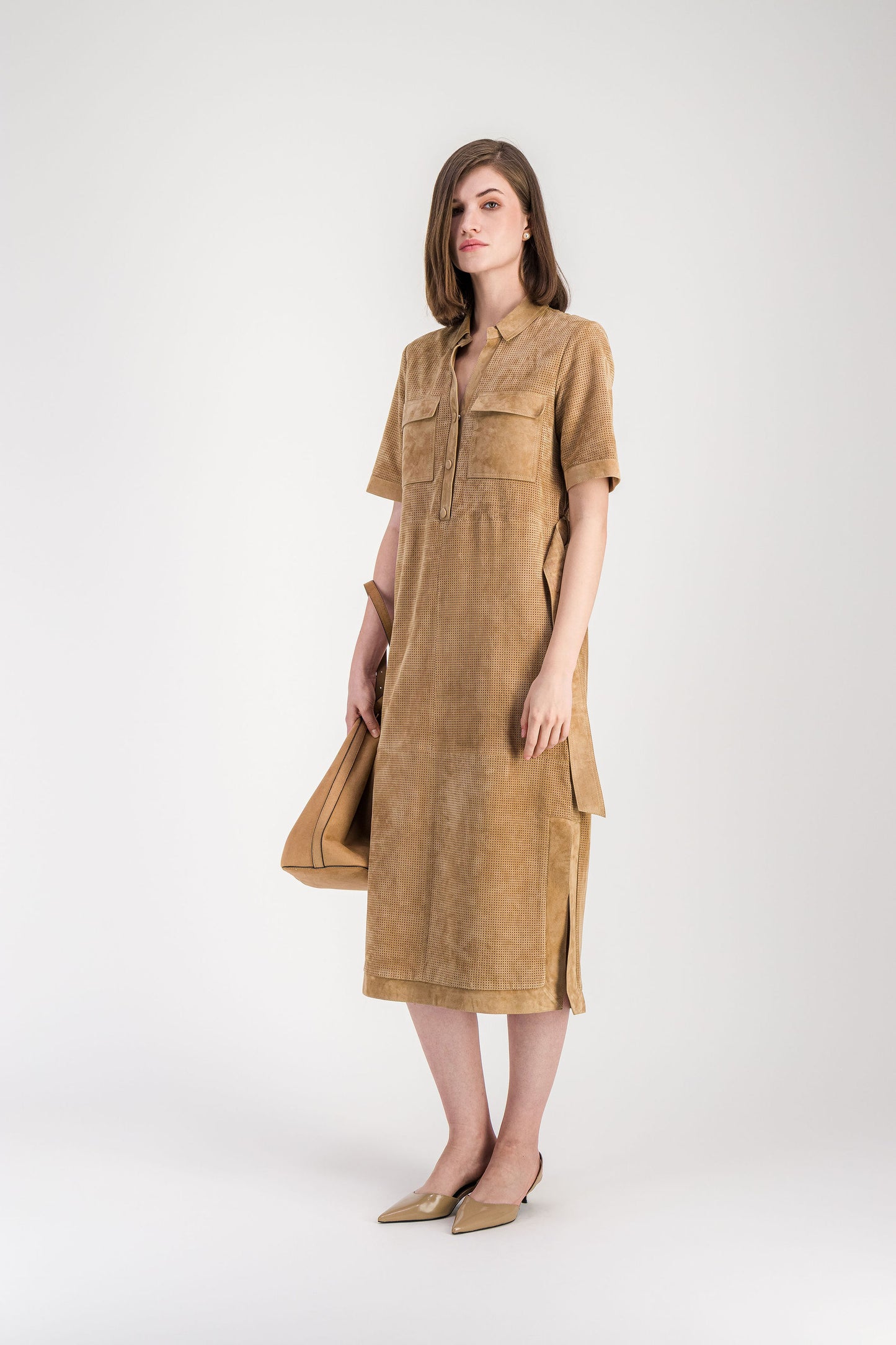 Robe élégante beige en daim perforé avec col chemise et poches à rabat.
