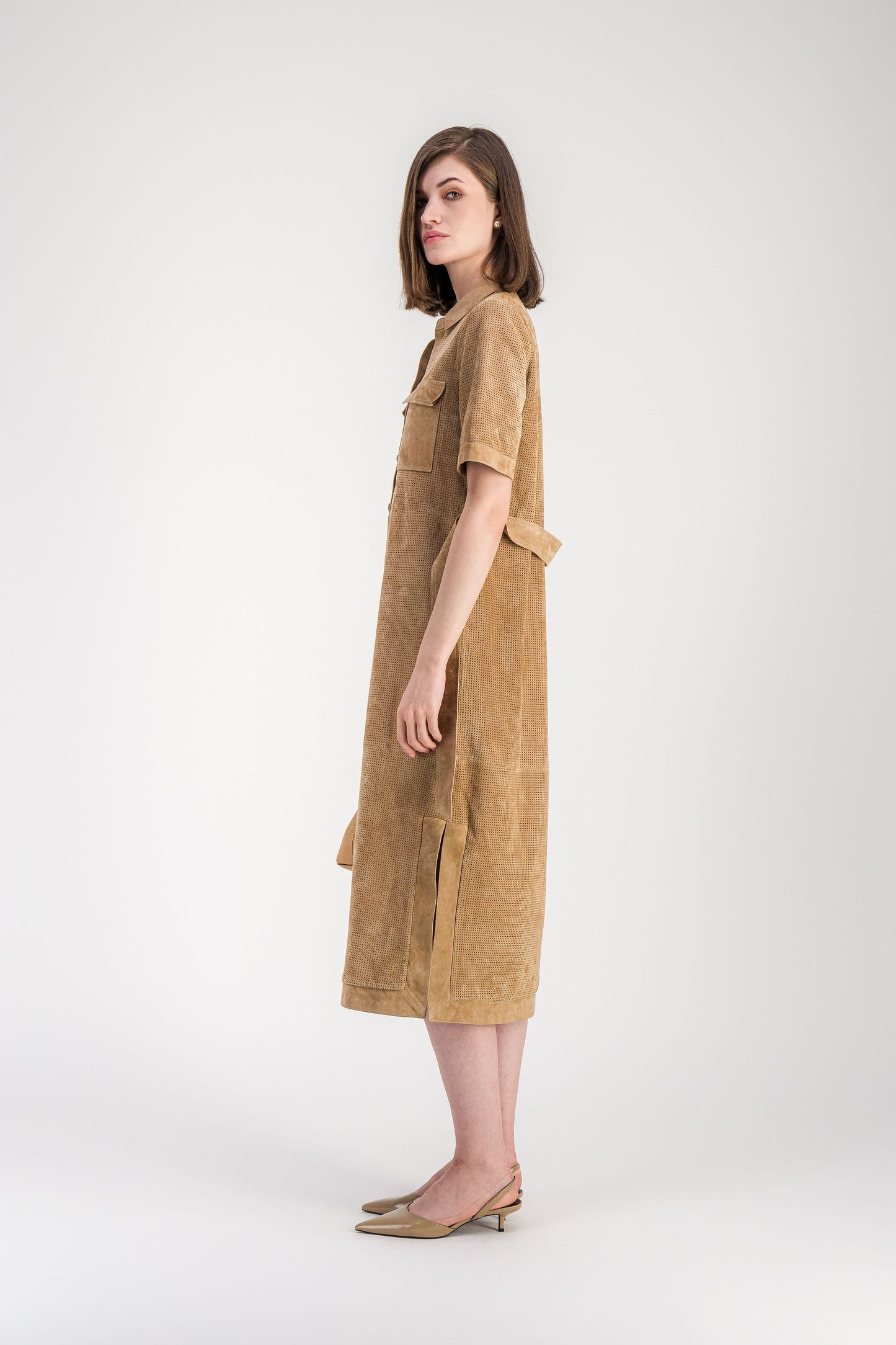 Robe longue femme en daim beige perforé avec manches courtes et fentes latérales.