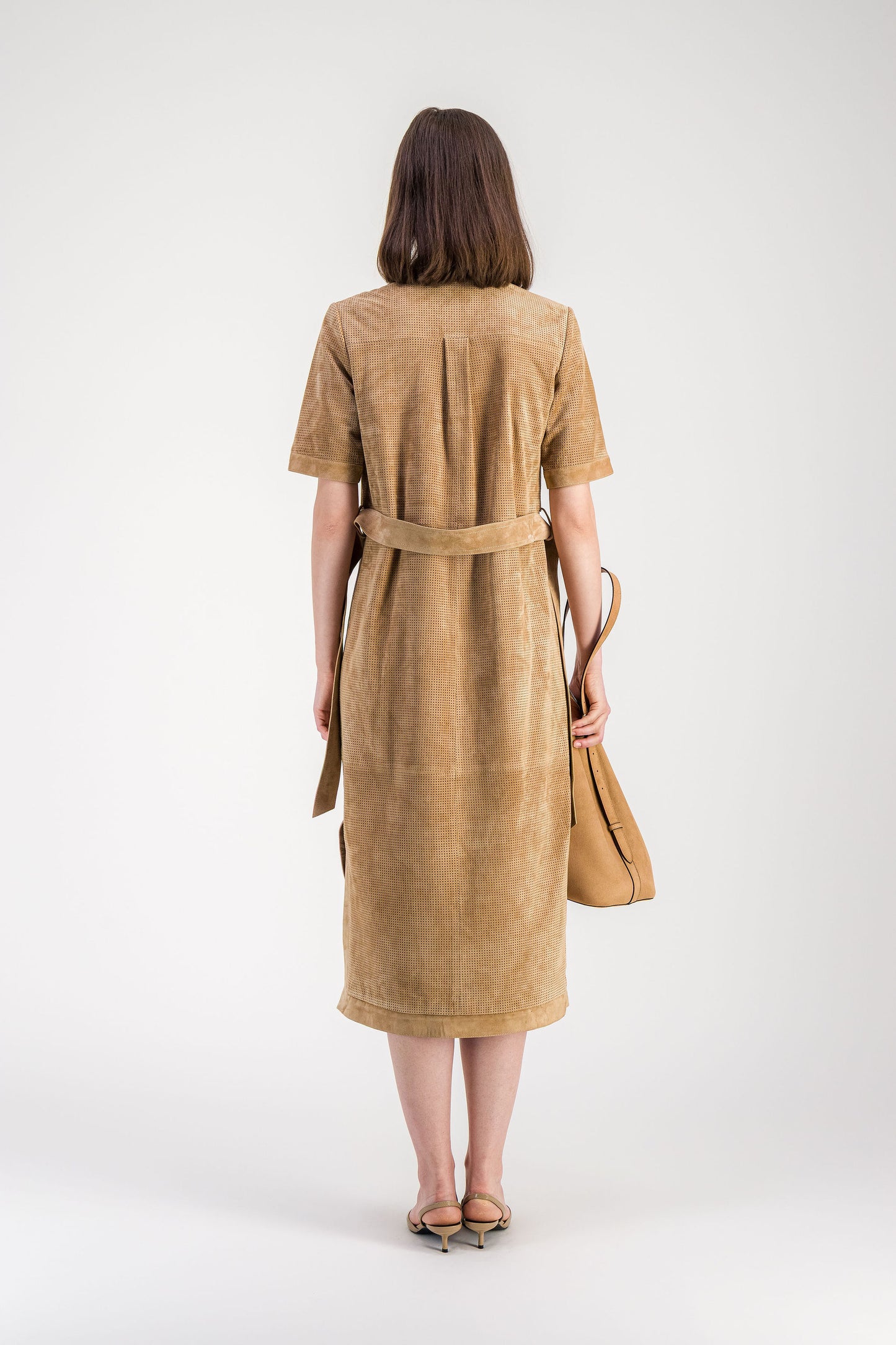 Robe ceinturée beige en daim perforé avec détails en daim lisse et col chemise.