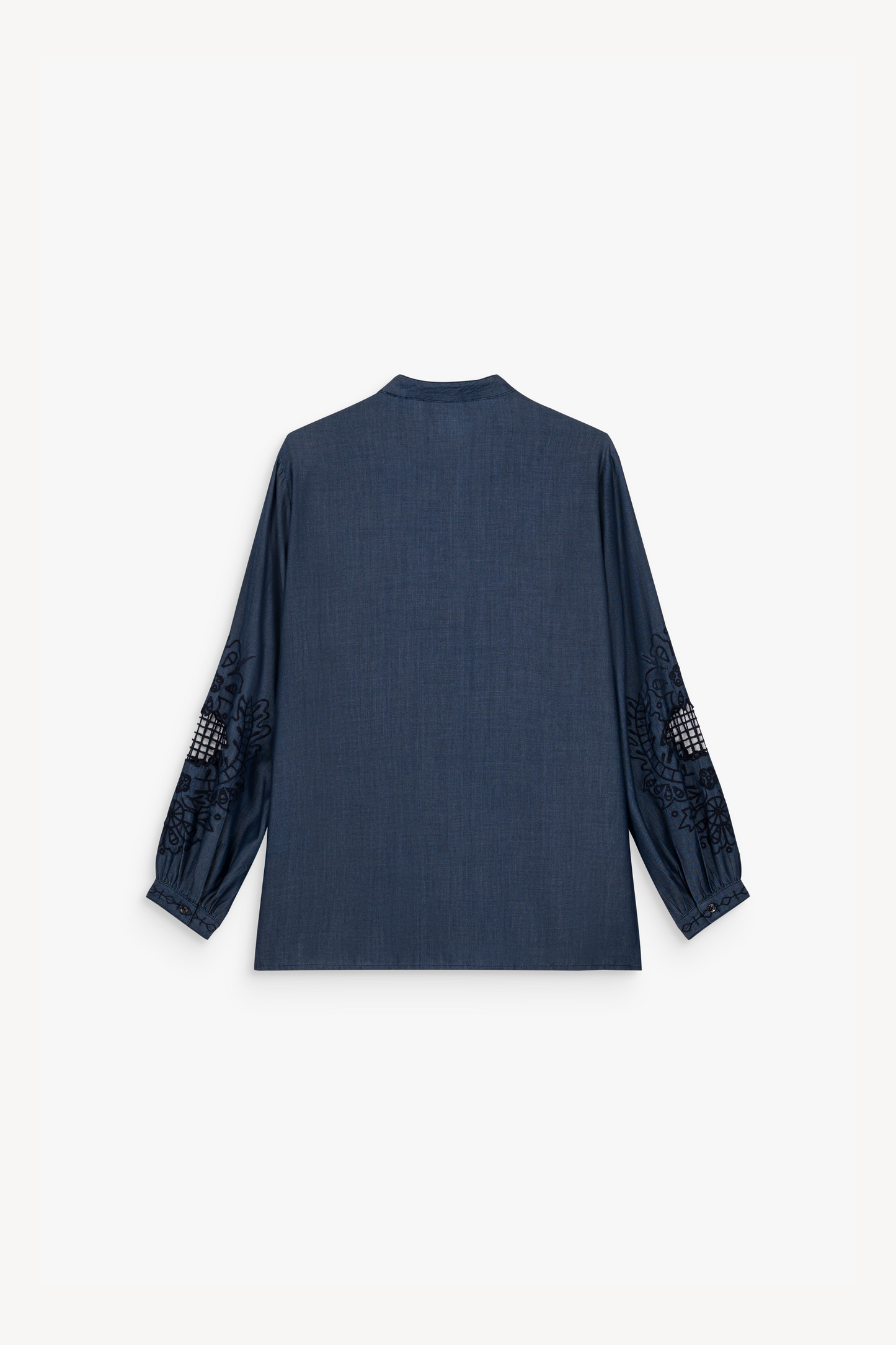 Chambray denim léger et délavé, col mao et manches brodées .