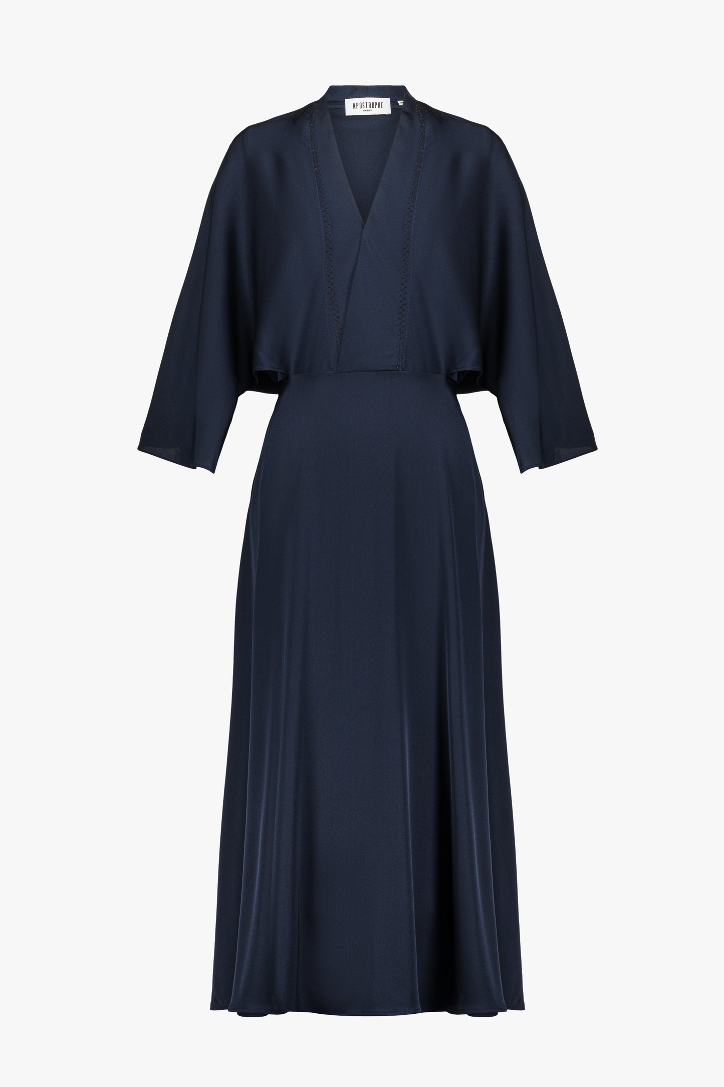 Robe en soie marine à col V drapé, avec manches chauve-souris et tombé fluide.