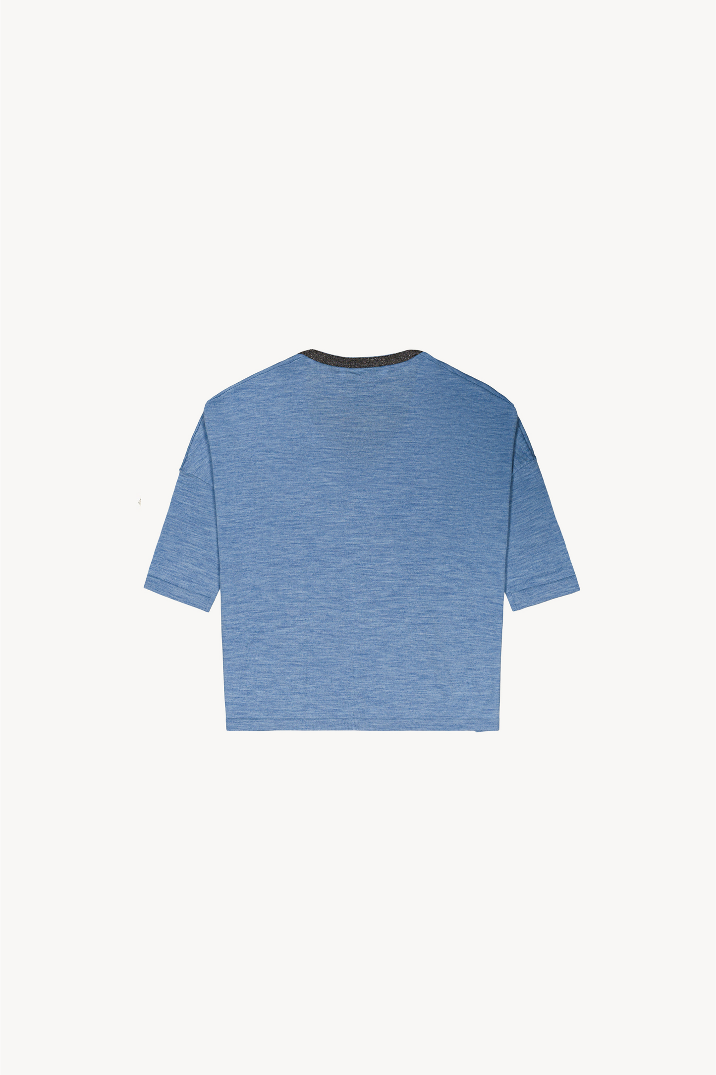 Ce pull oversize en laine mérinos bleu jean séduit par ses fentes latérales et ses manches tombantes.