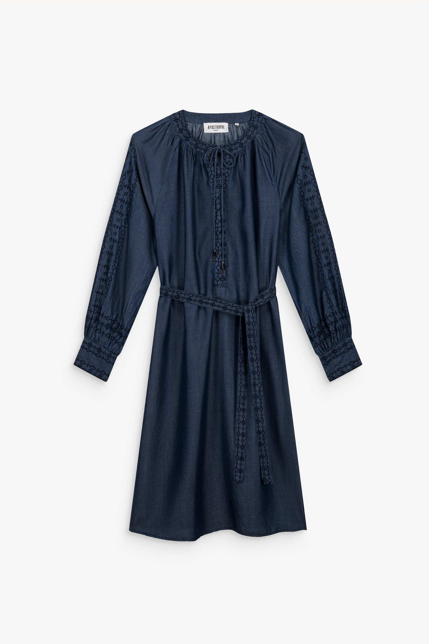 Robe longue en chambray à col V et manches brodées. Sa coupe ample et ses broderies florales .