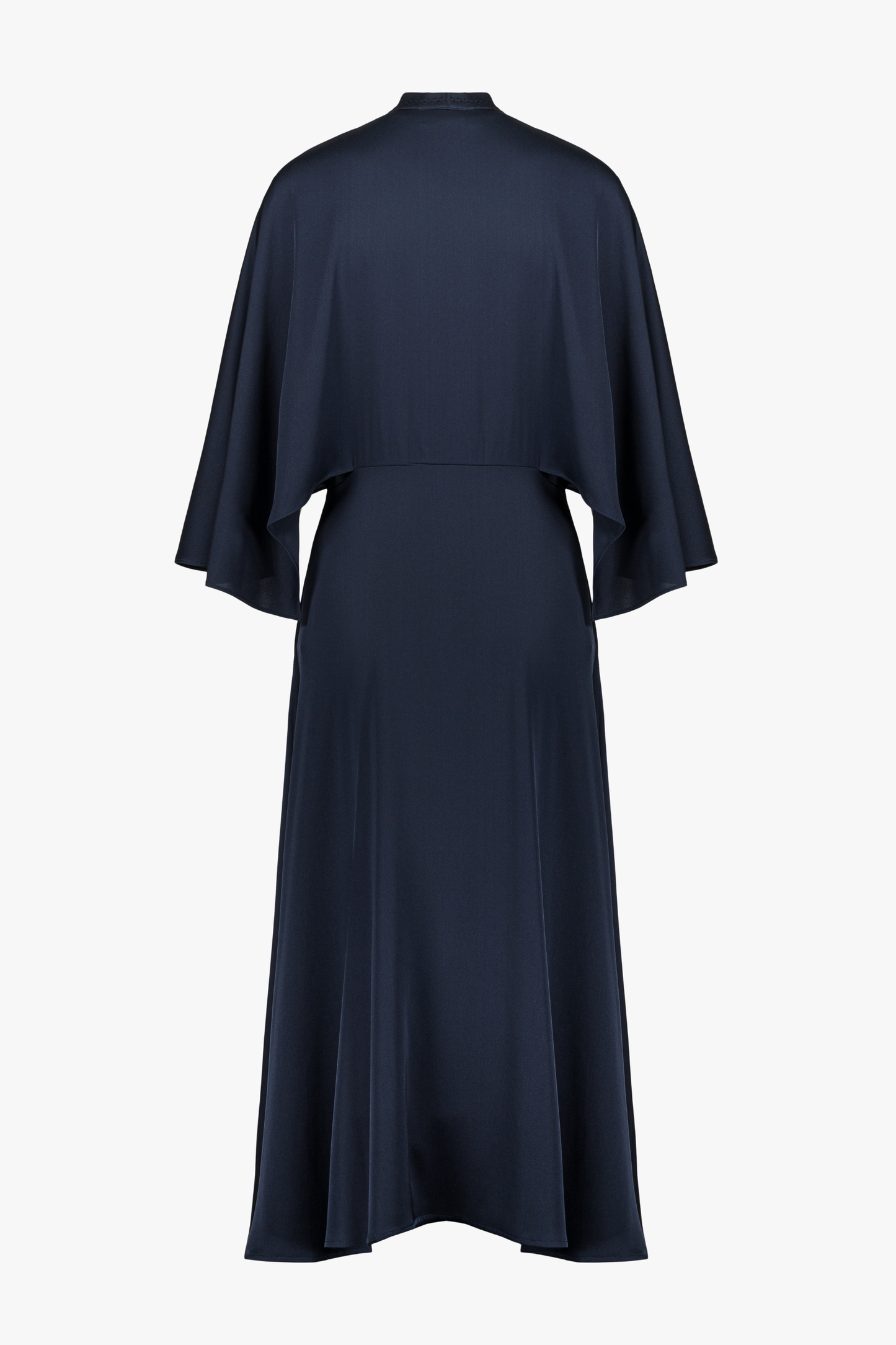 Détail d’une robe marine en soie, révélant une silhouette ample et un drapé continu.
