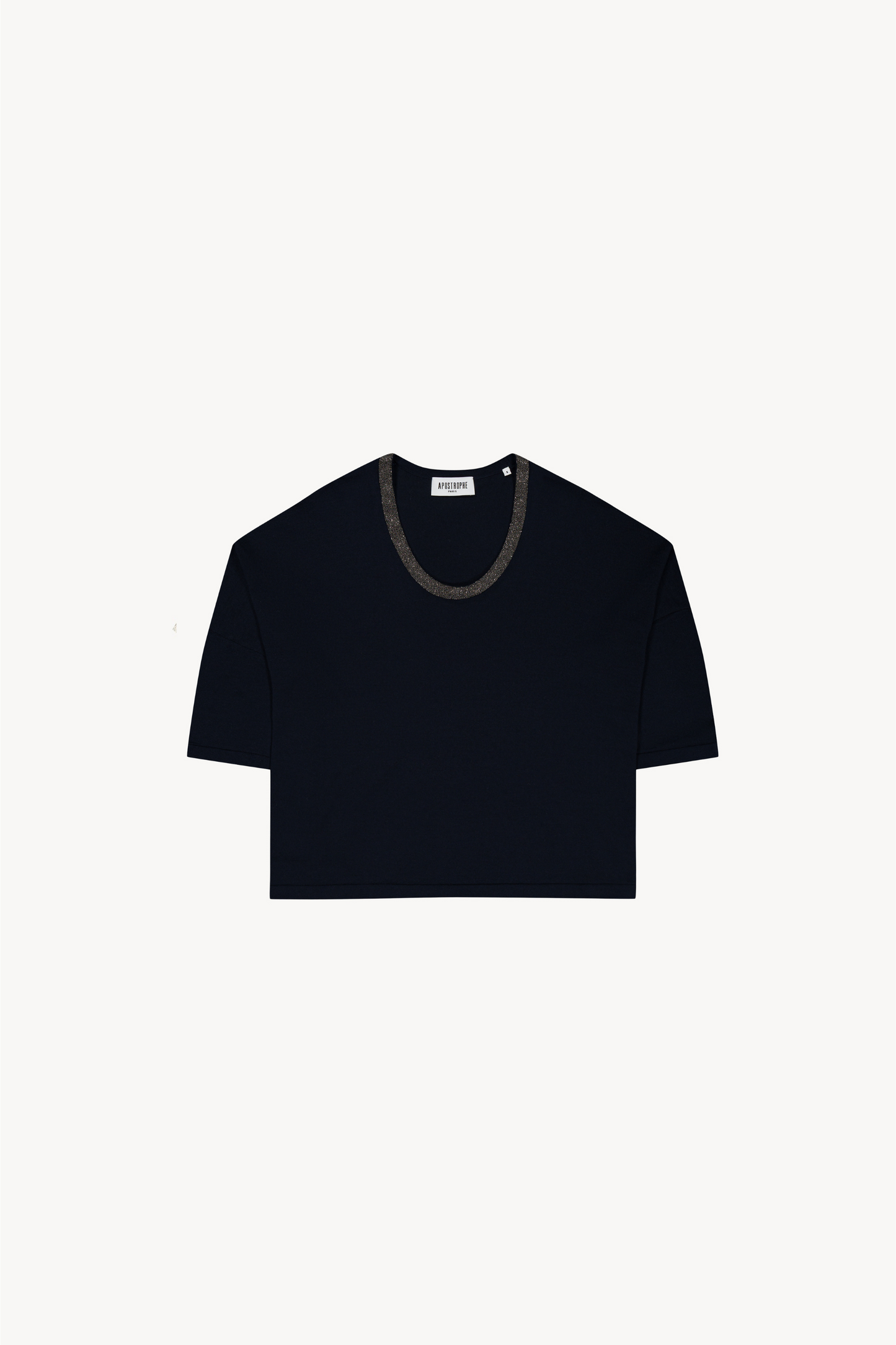 Ce pull oversize marine en laine mérinos séduit par sa coupe fluide et son encolure en U.