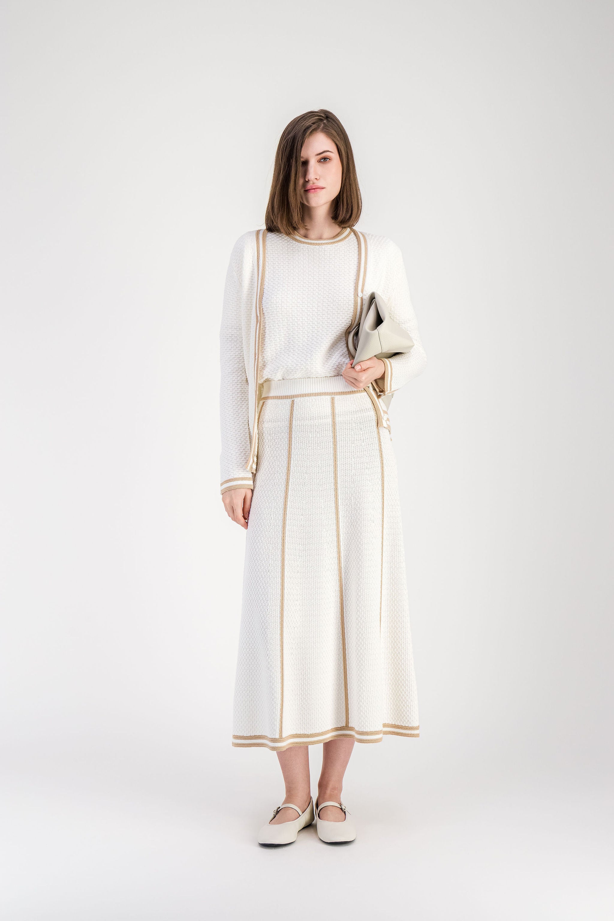 Jupe longue en maille beige texturée avec taille élastique et rayures verticales.