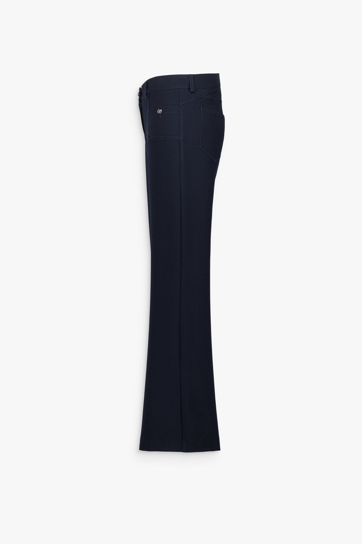 Pantalon bleu marine à la silhouette élancée et aux lignes nettes.