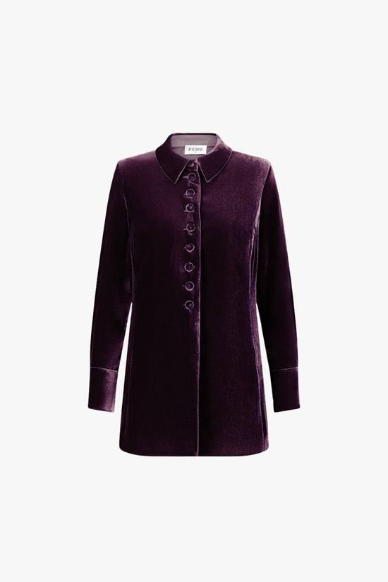 Dos de la chemise grenat, tombé fluide et texture veloutée.