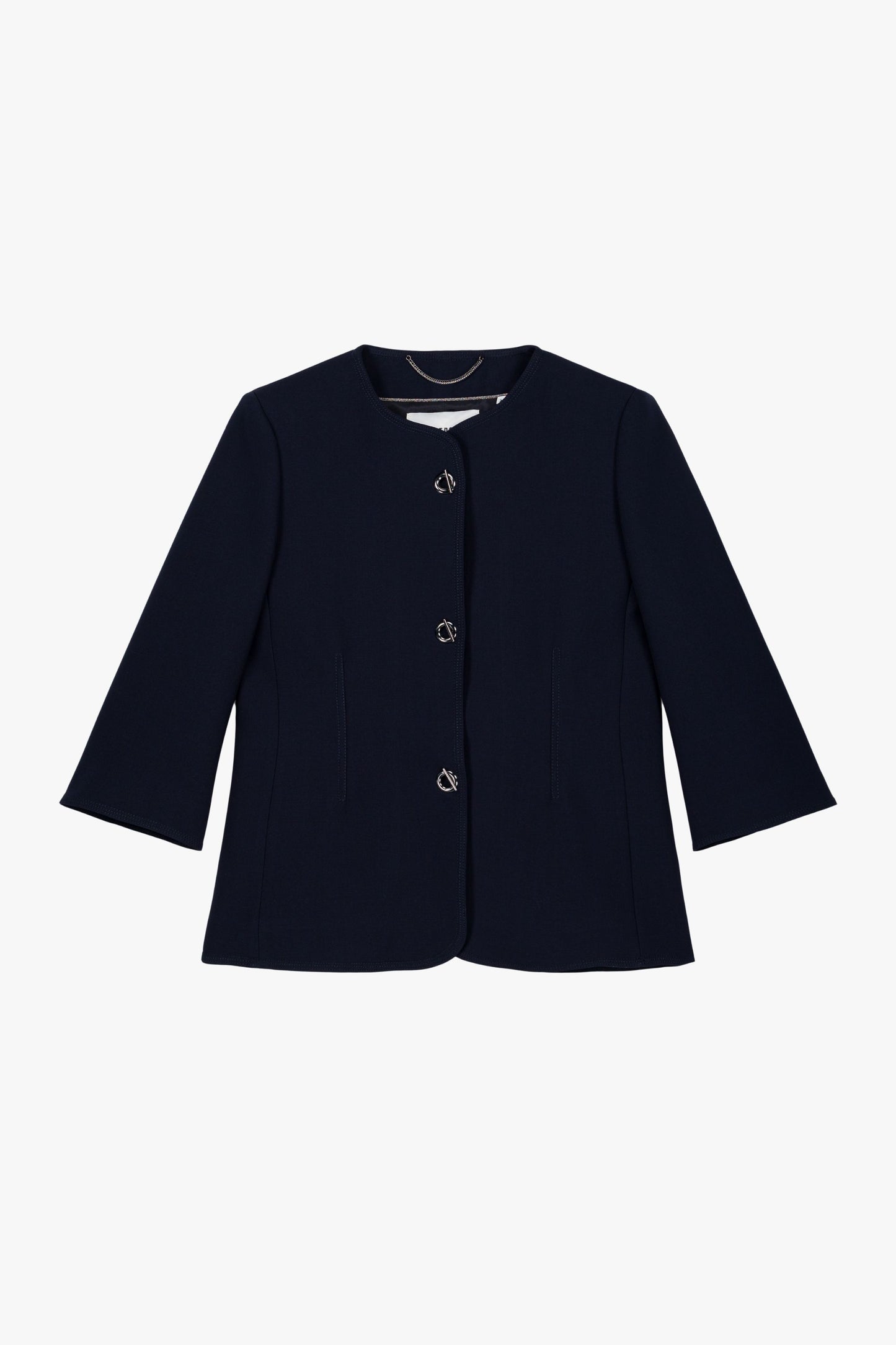 Veste bleu marine à manches 3/4 et boutons œillet métallisés. Une pièce aux lignes nettes et contemporaines.