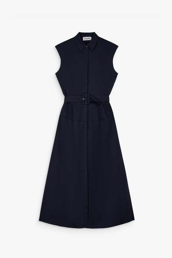 Robe midi sans manches en satin de coton fluide. Taille soulignée, plis subtils et teinte marine