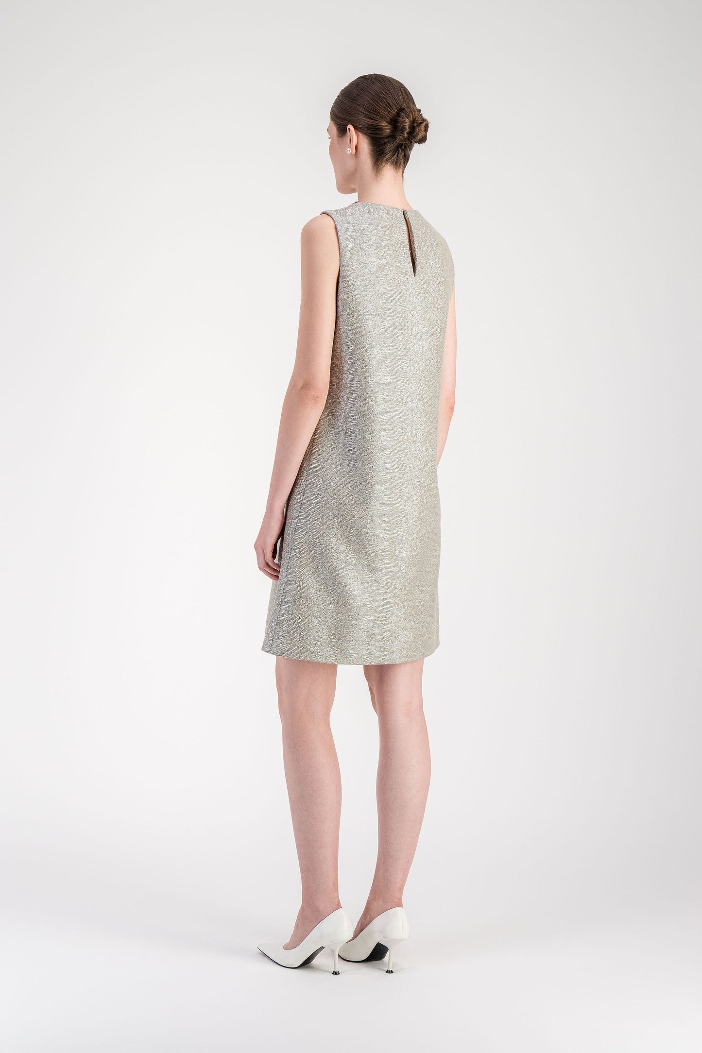 Robe droite sans manches en jersey lamé avec ligne continue et finition soignée à l’encolure.