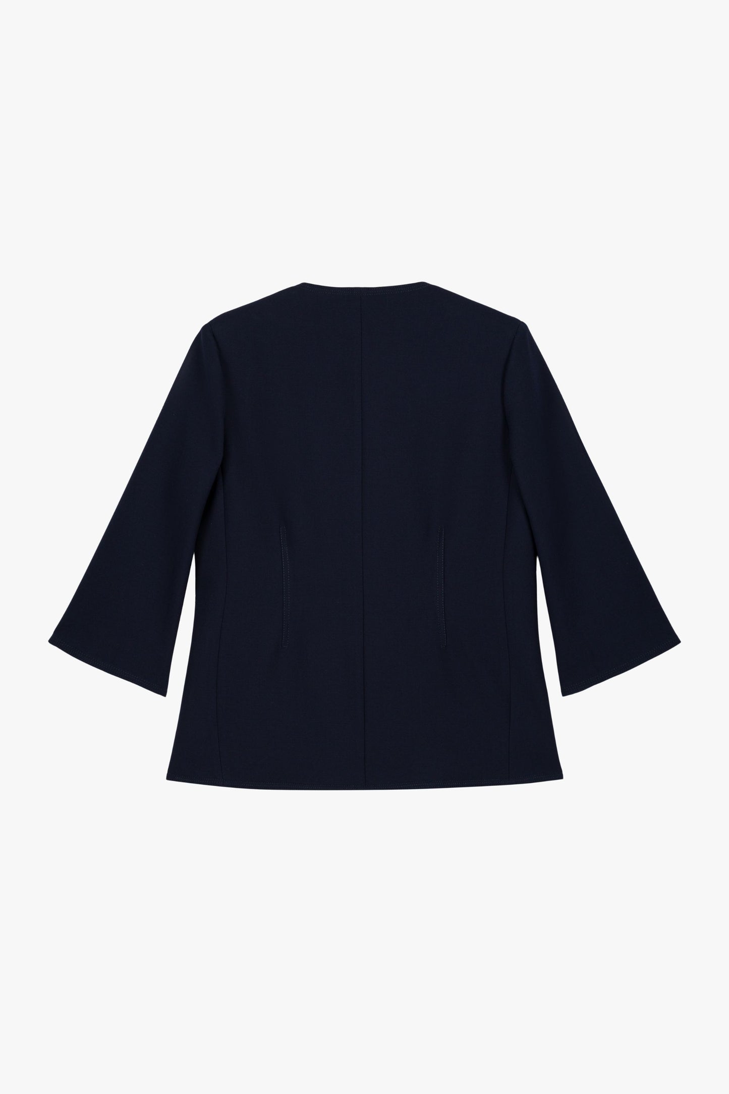 Veste bleu marine à manches 3/4 et coupe cintrée. Les boutons œillet métallisés apportent une touche contemporaine à la pièce.