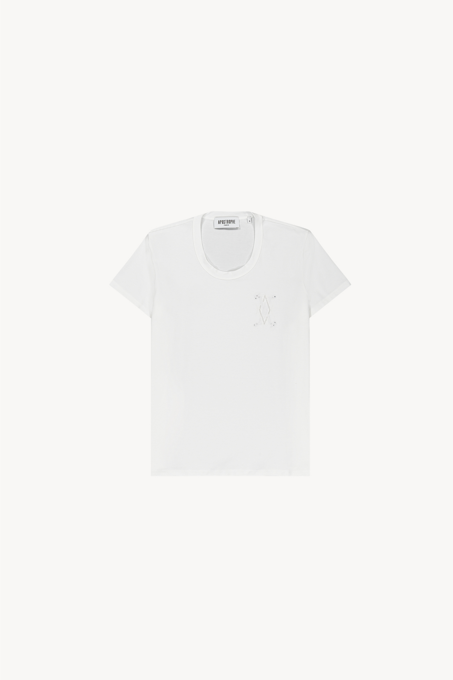 Ce t-shirt blanc optique, avec son col rond et ses manches courtes, est sublimé par une broderie délicate et sa coupe moderne