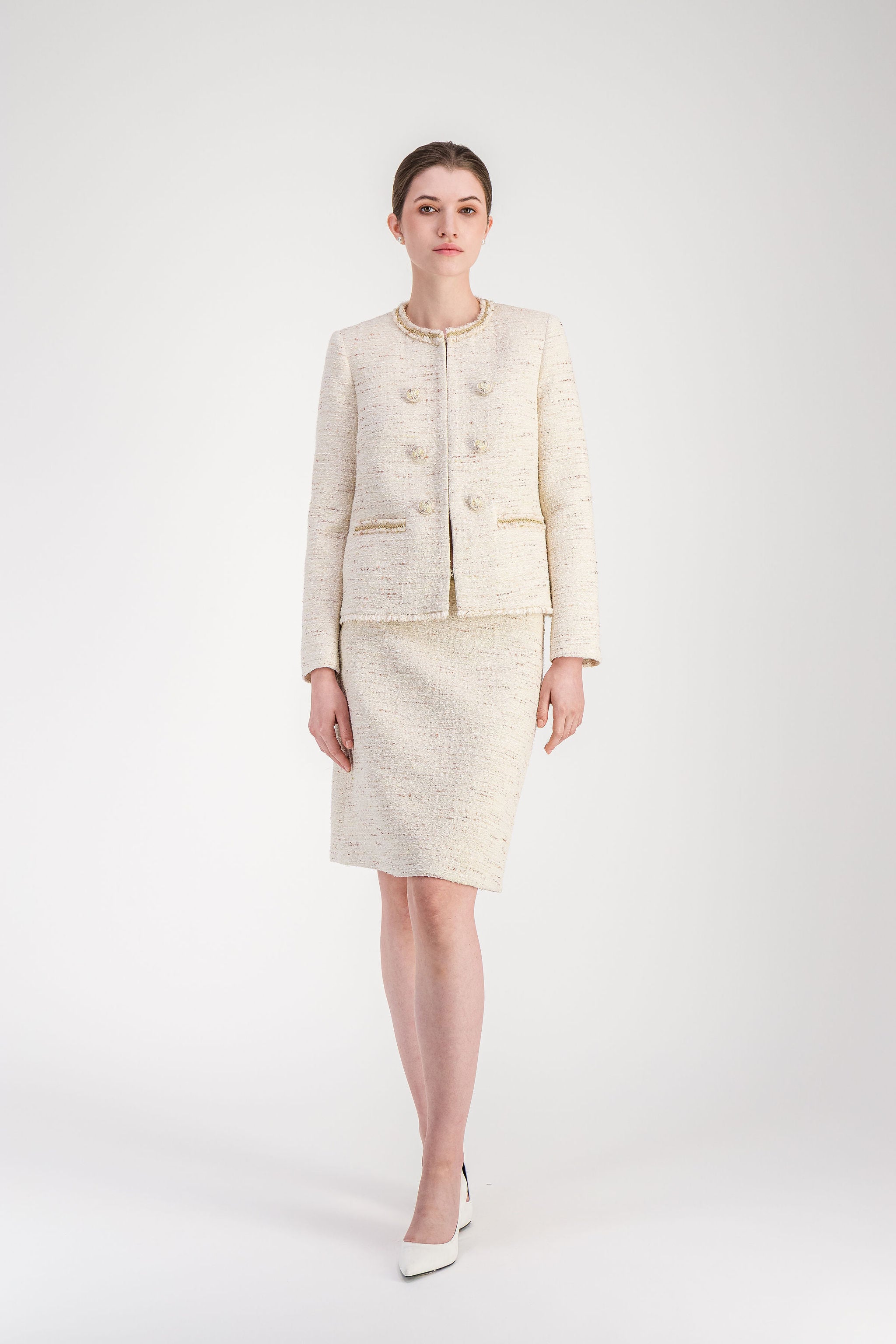 Veste femme jaune clair en tweed avec double rangée de boutons et manches longues.