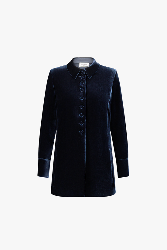 Chemise droite en velours marine, col structuré et boutons apparents.