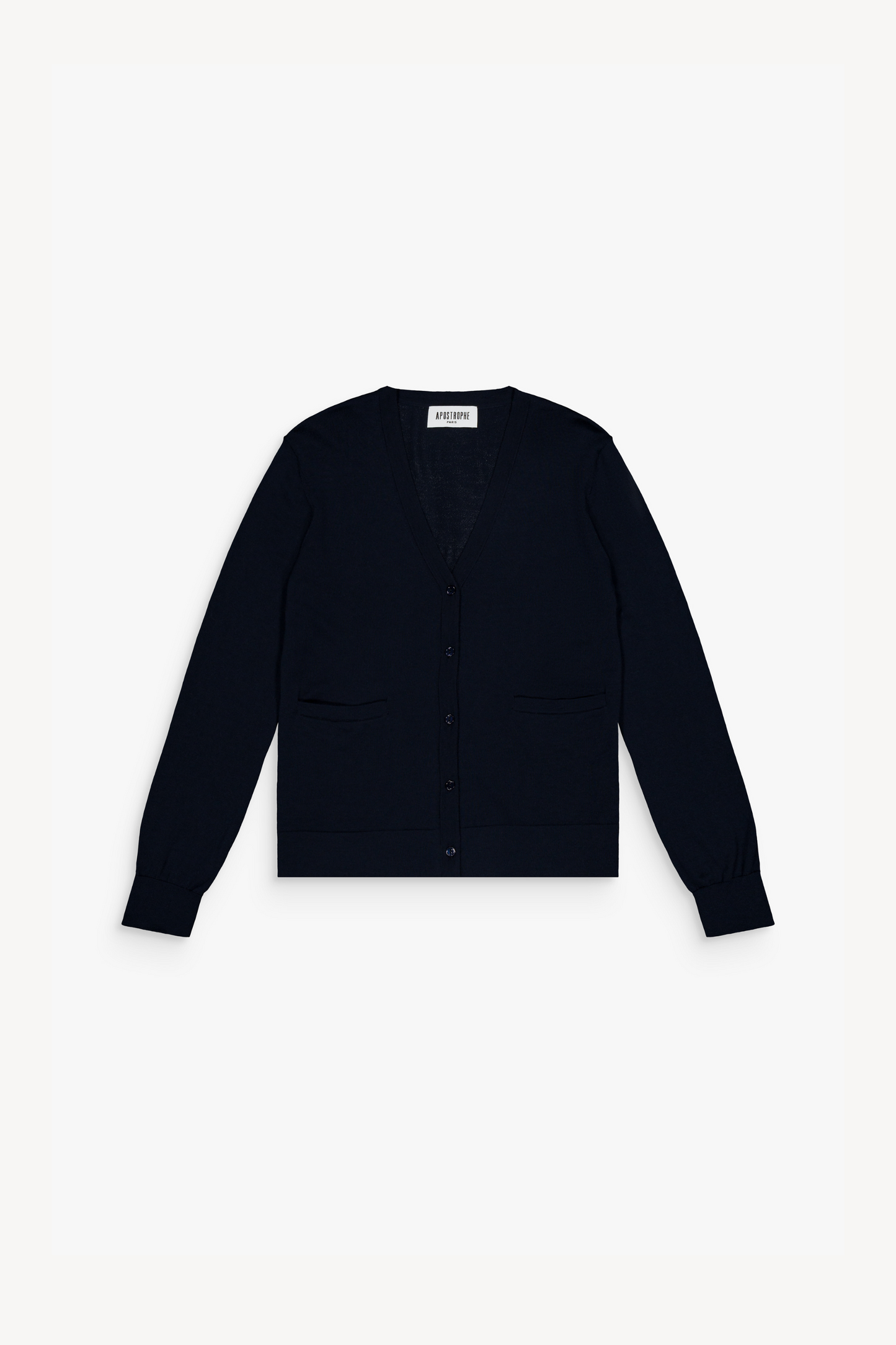 Cardigan à col V, boutonnage corne ton sur ton, silhouette droite, manches longues.