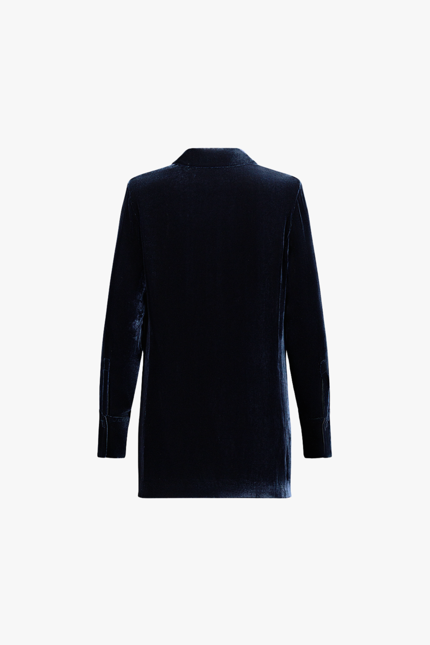 Dos de la chemise en velours marine, tombé fluide et lignes nettes.