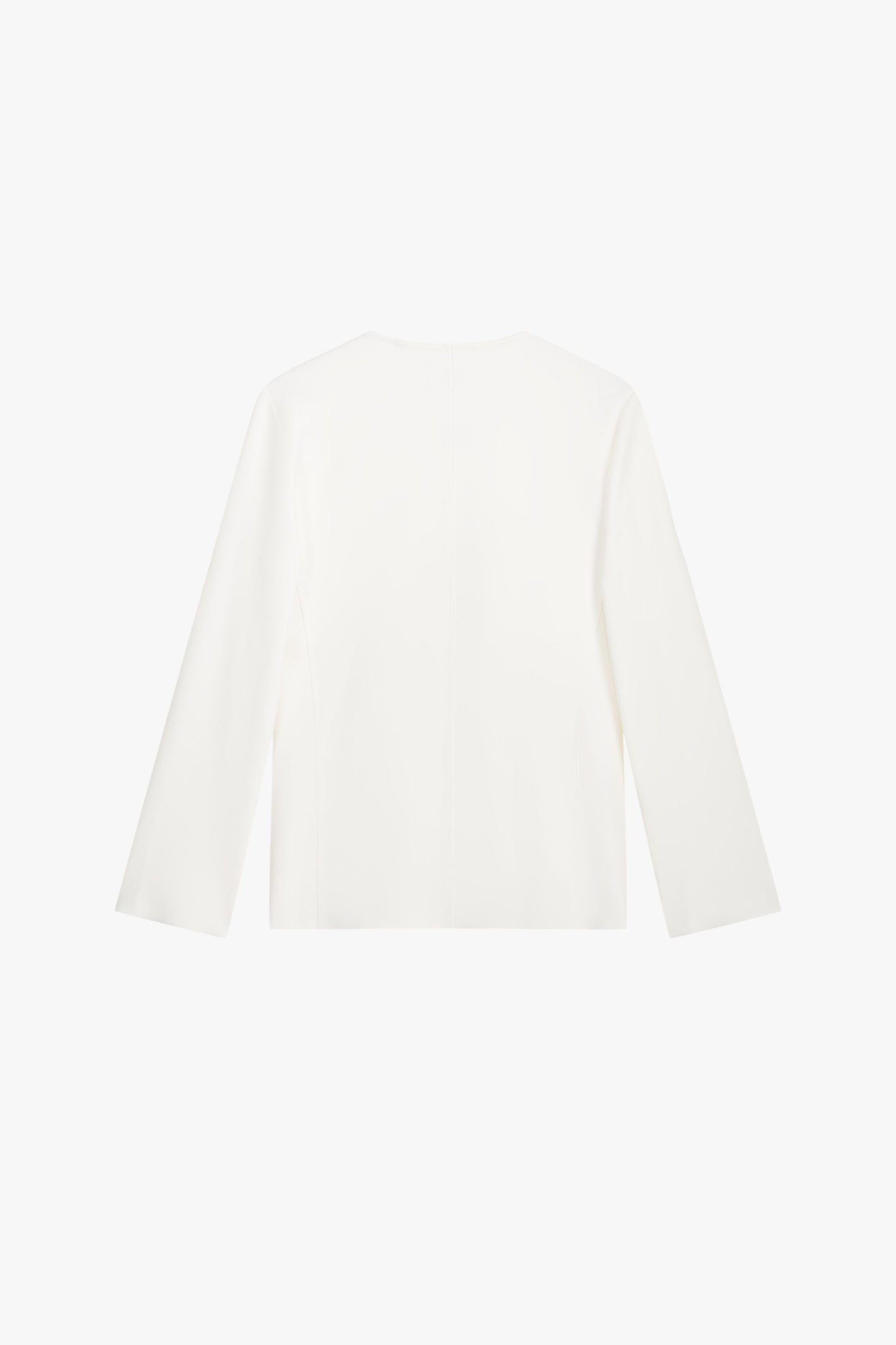 Tunique blanche offre une silhouette flatteuse grâce à sa coupe chemise et ses détails subtils.