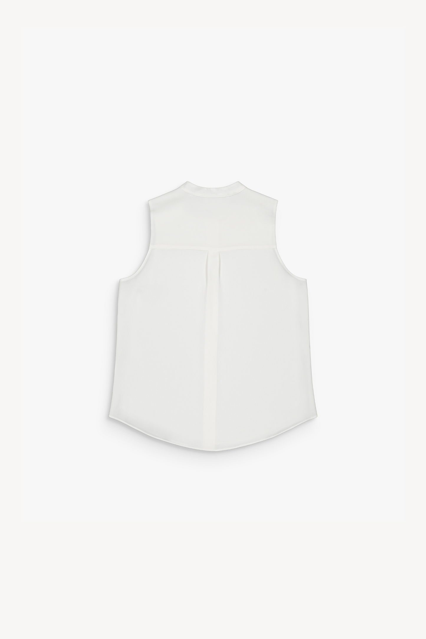 Blouse fluide blanc cassé, patte de boutonnage discrète et style chic.