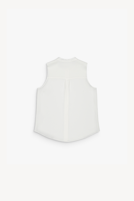 Blouse fluide blanc cassé, patte de boutonnage discrète et style chic.