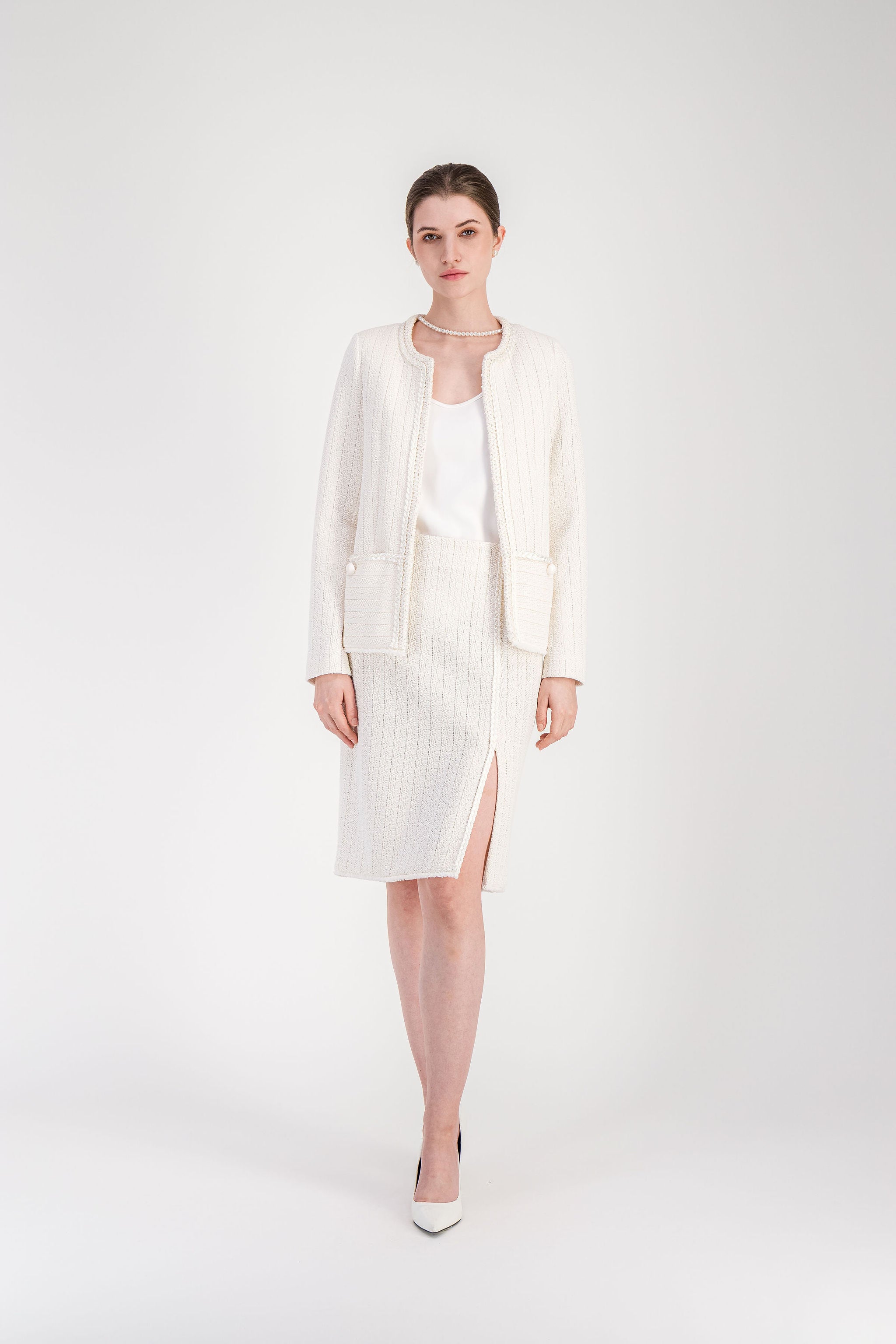 Veste femme blanc cassé texturée avec galons tressés et poches plaquées.